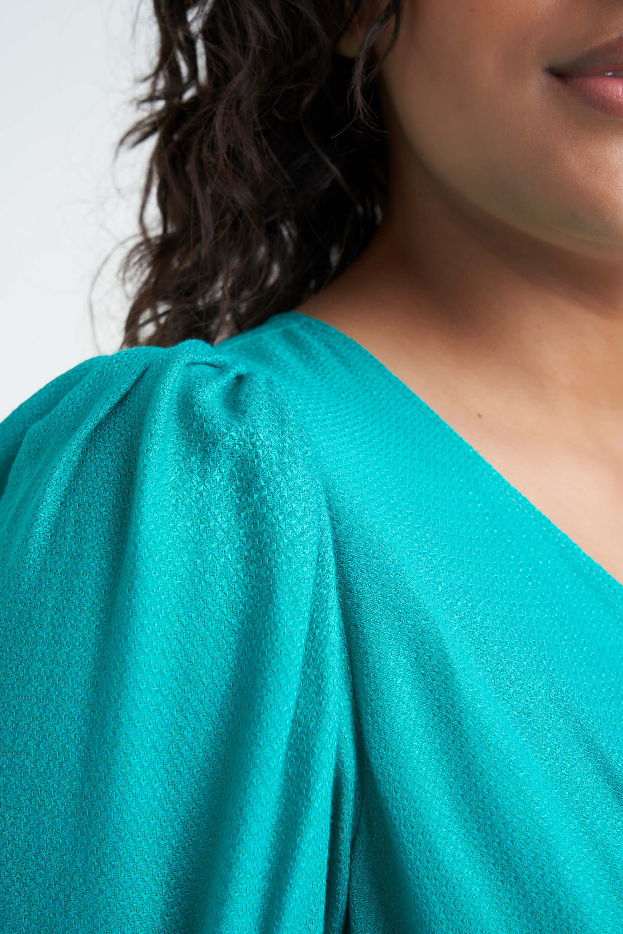 Blusa cruzada con manga abullonada  image number 6