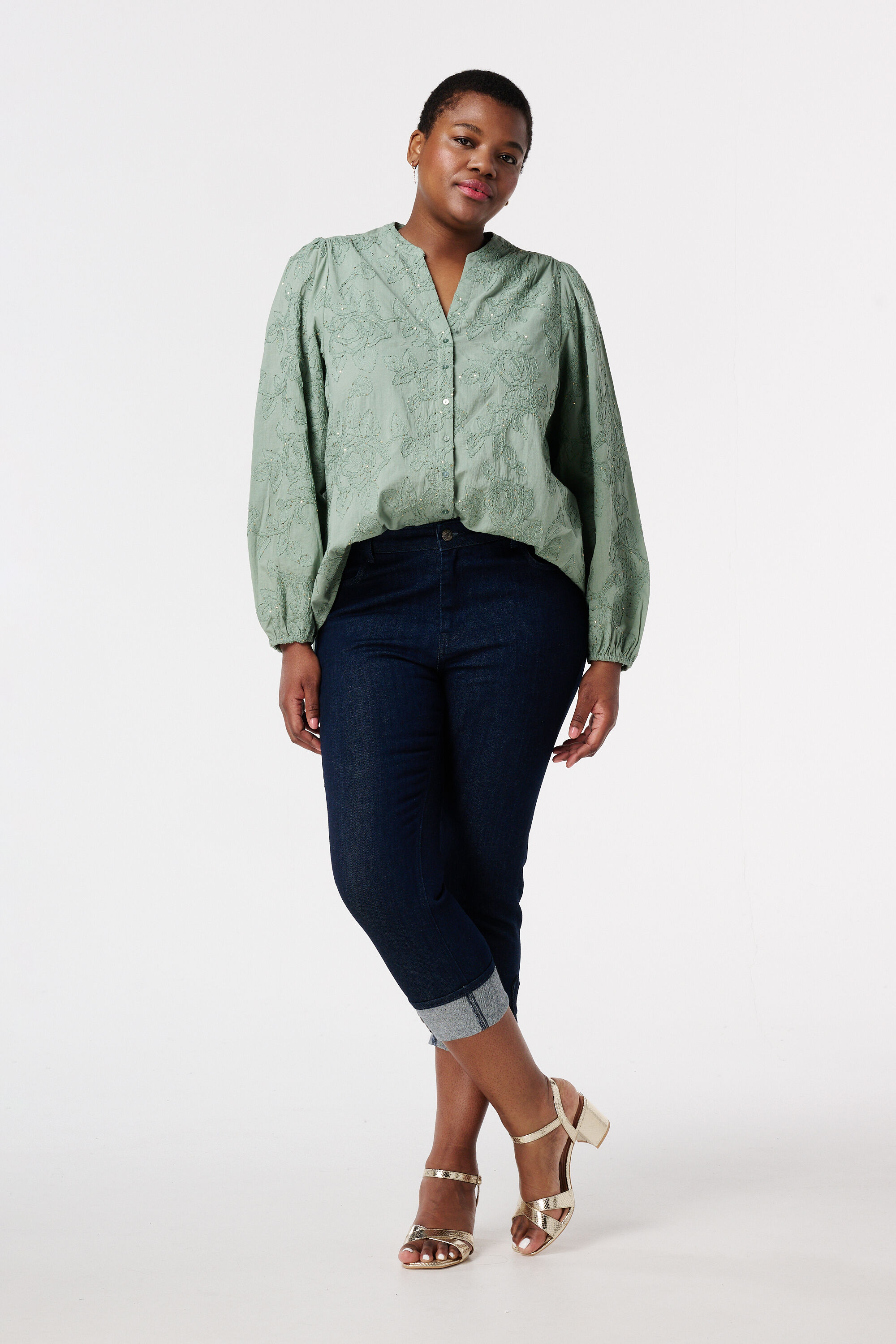 Blusa con bordados florales image number 5