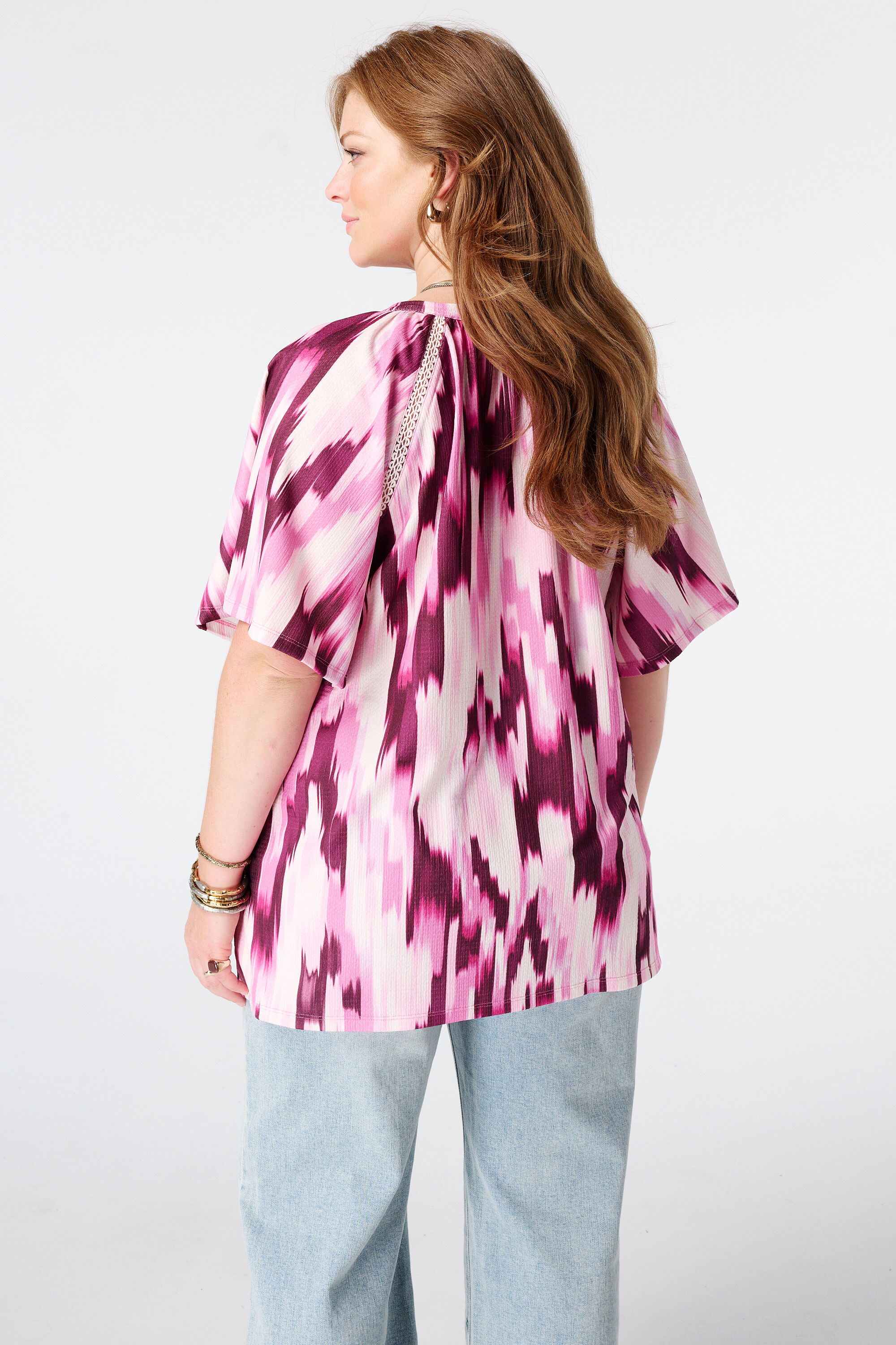 Top con estampado y escote en V image number 3