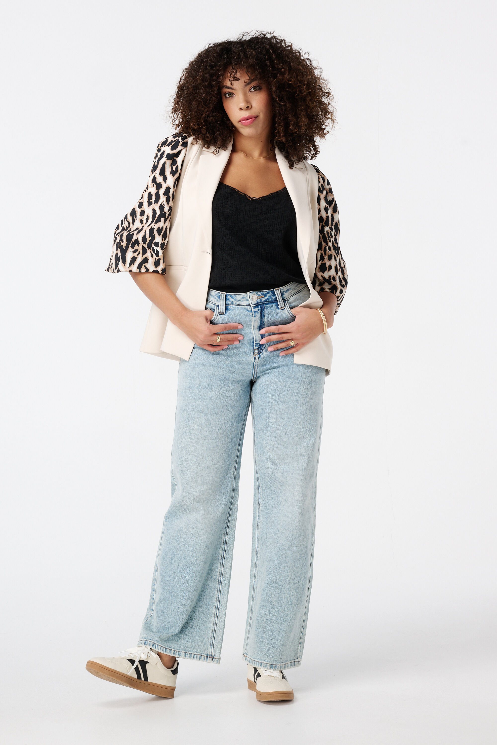 Blazer con estampado de pantera y manga abullonada image number 5