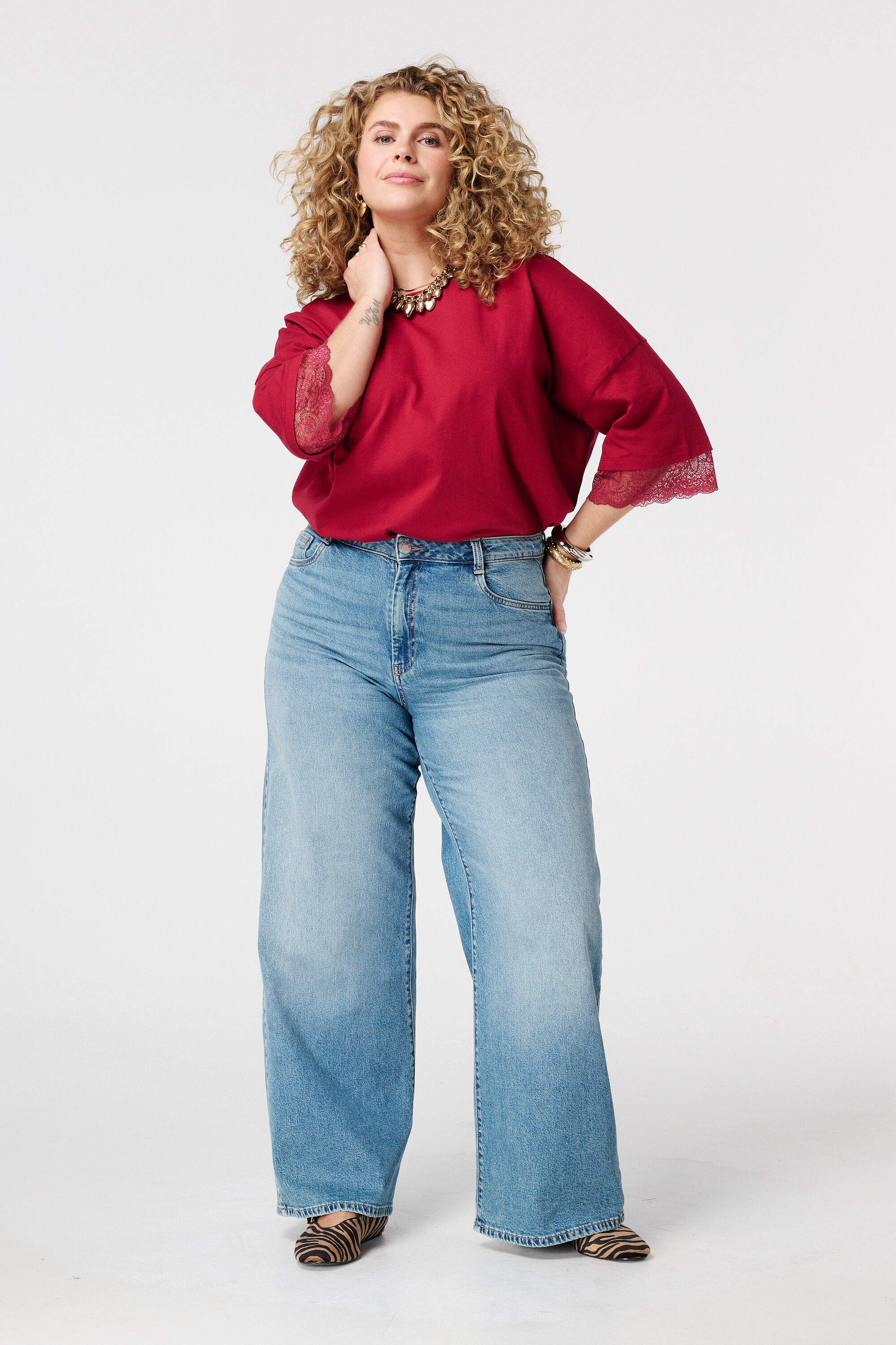 Camiseta con detalles de encaje image number 5