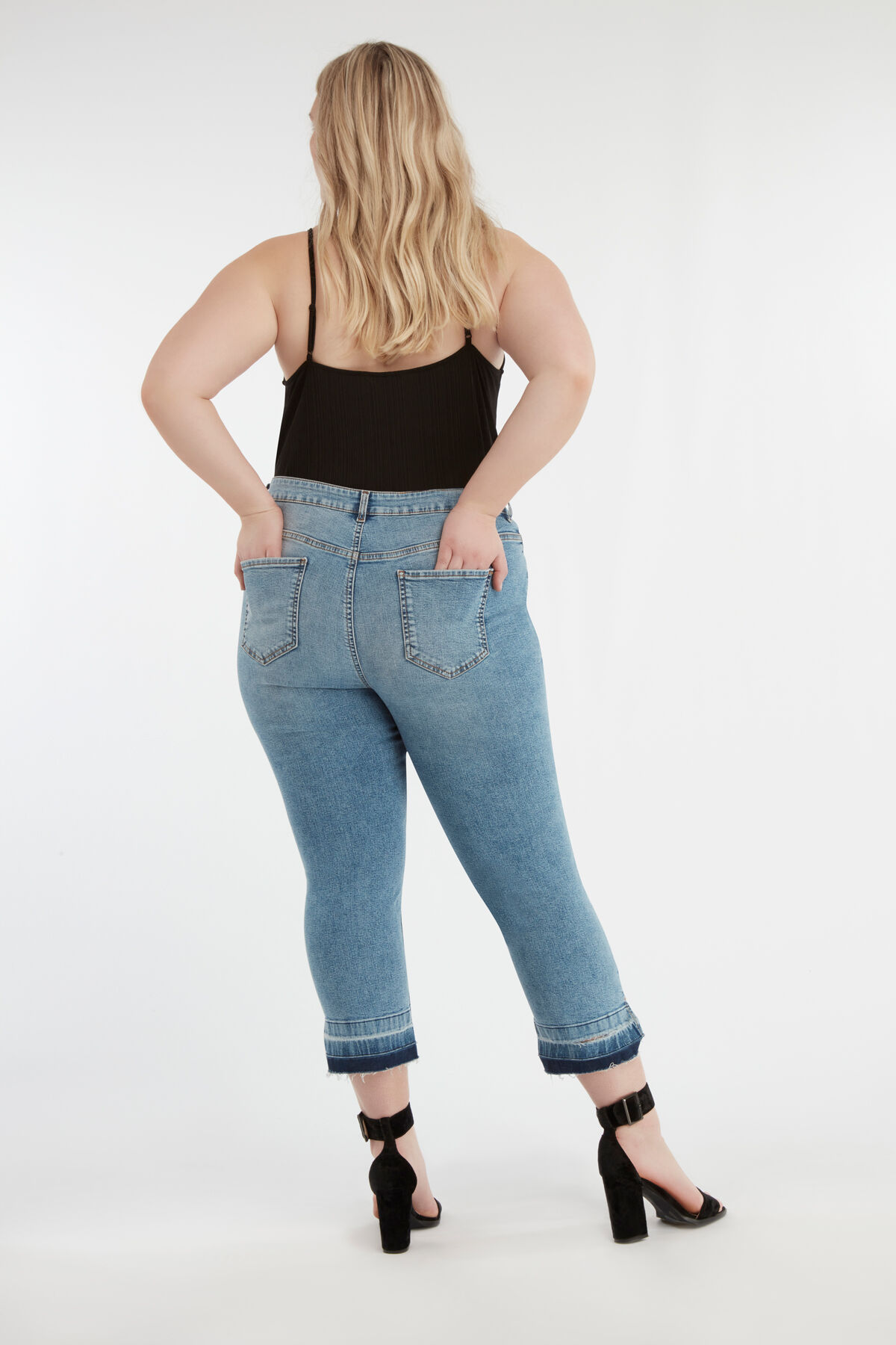 Vaqueros 7/8 con el talle recto image number 4