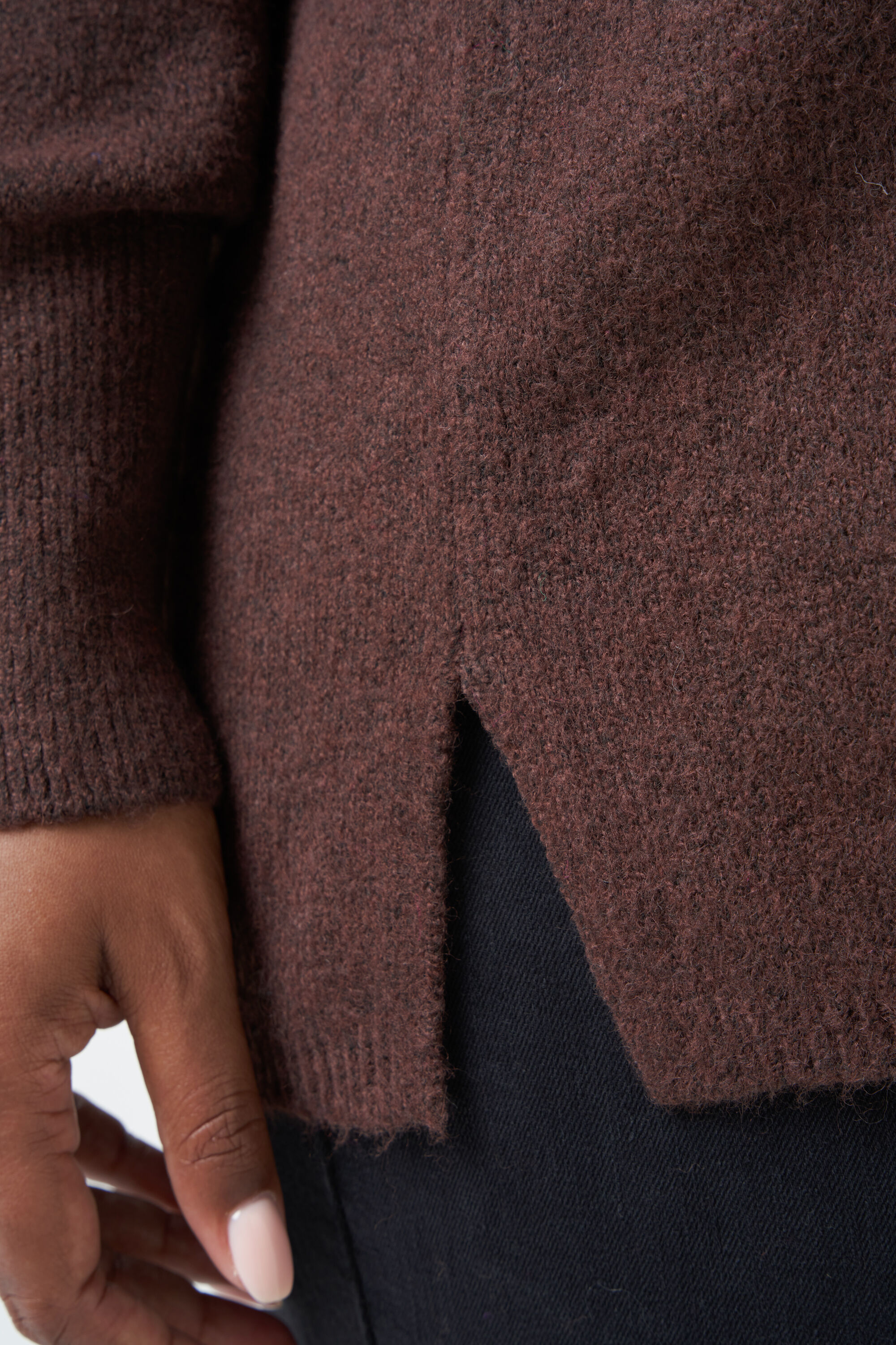 Su&eacute;ter de punto fino con escote en V image number 4