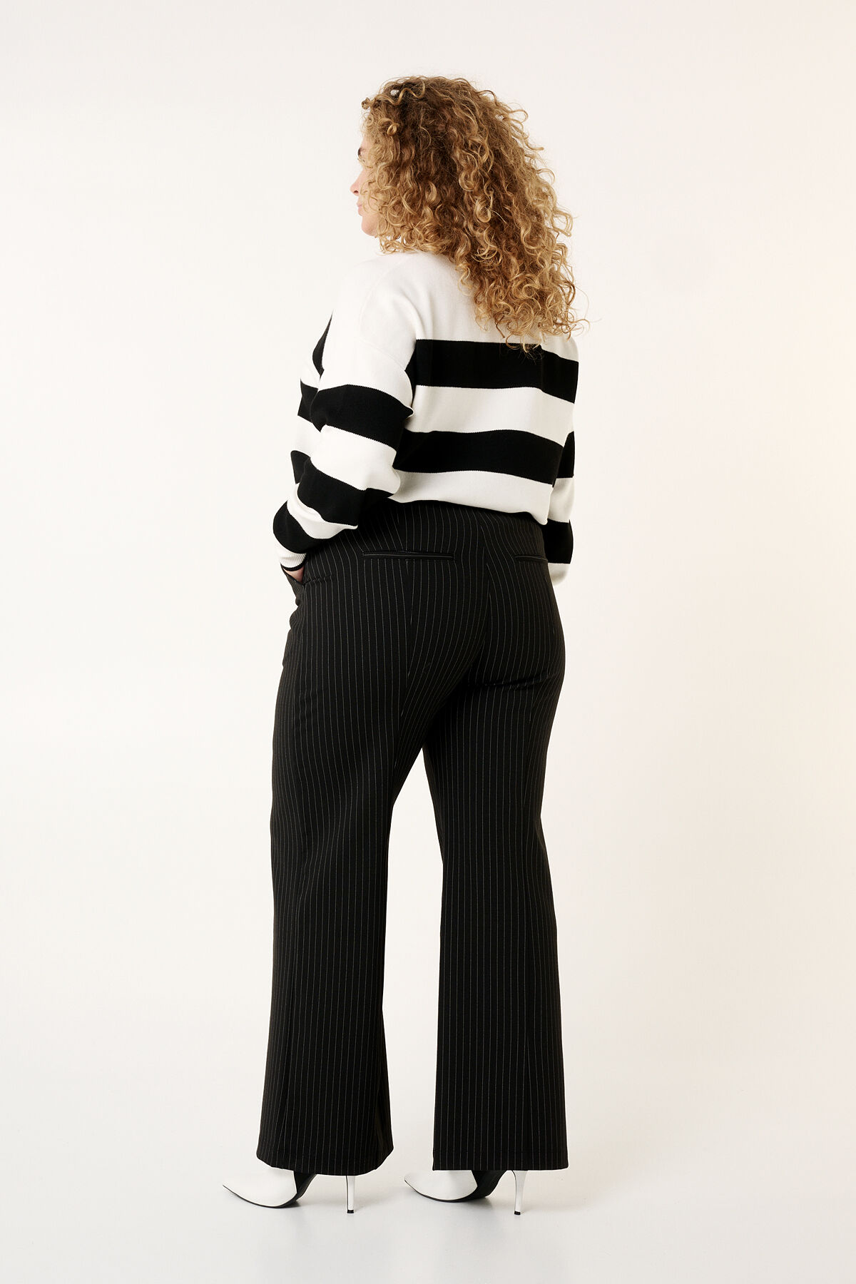 Pantal&oacute;n a rayas de tiza y pernera ancha image number 3