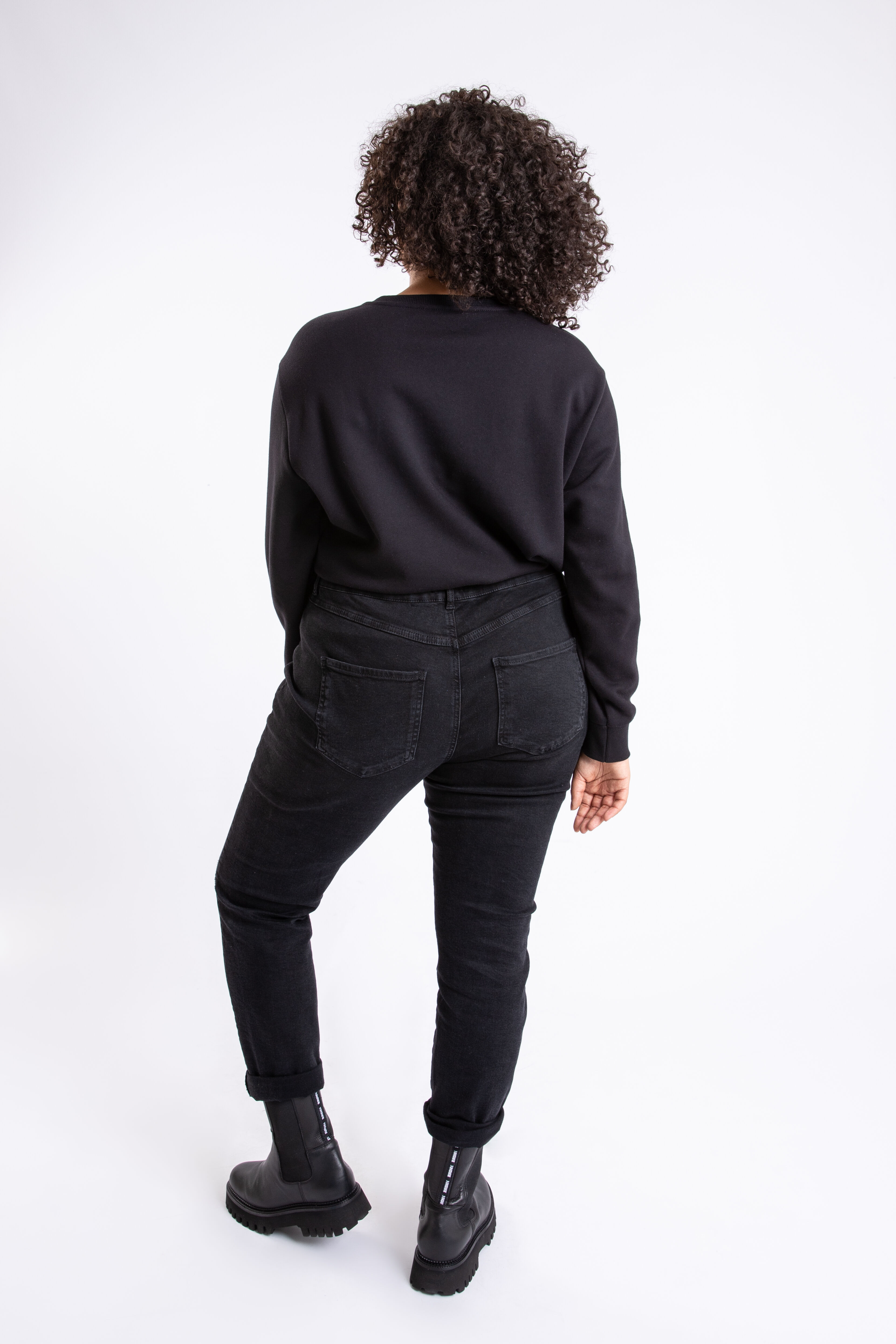 Vaqueros con detalles desgastados image number 3