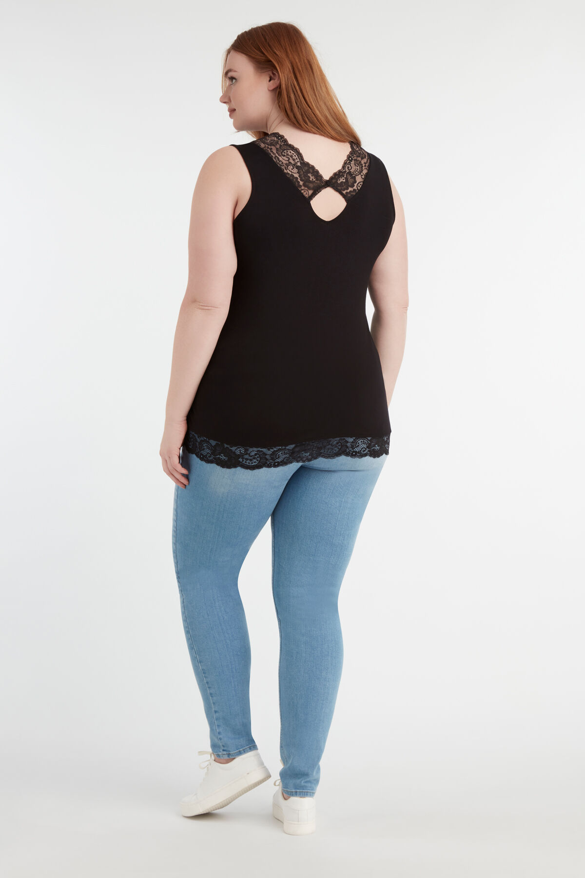 Top sin mangas con encaje image number 5