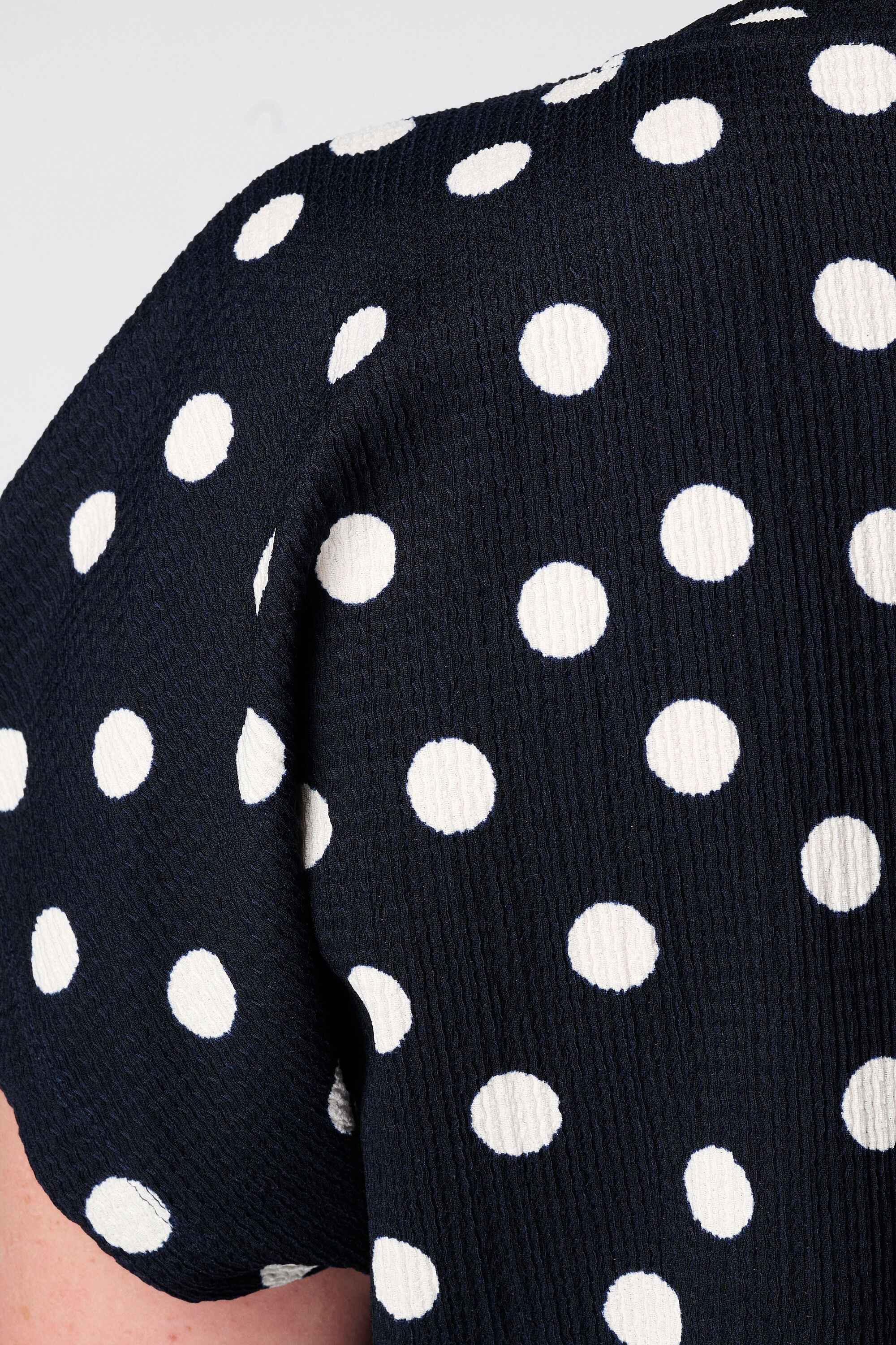 Top con estampado de lunares image number 6