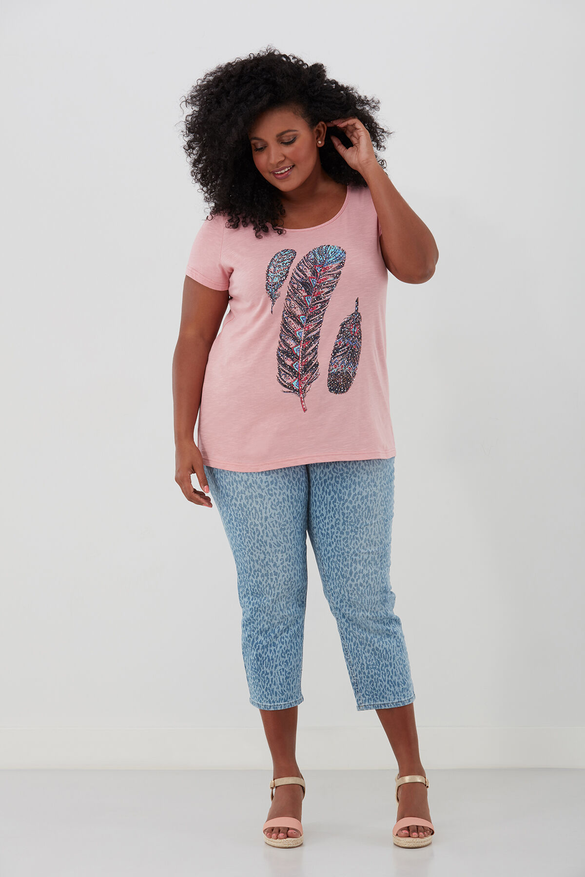 Camiseta b&aacute;sica con estampado de plumas image number 3