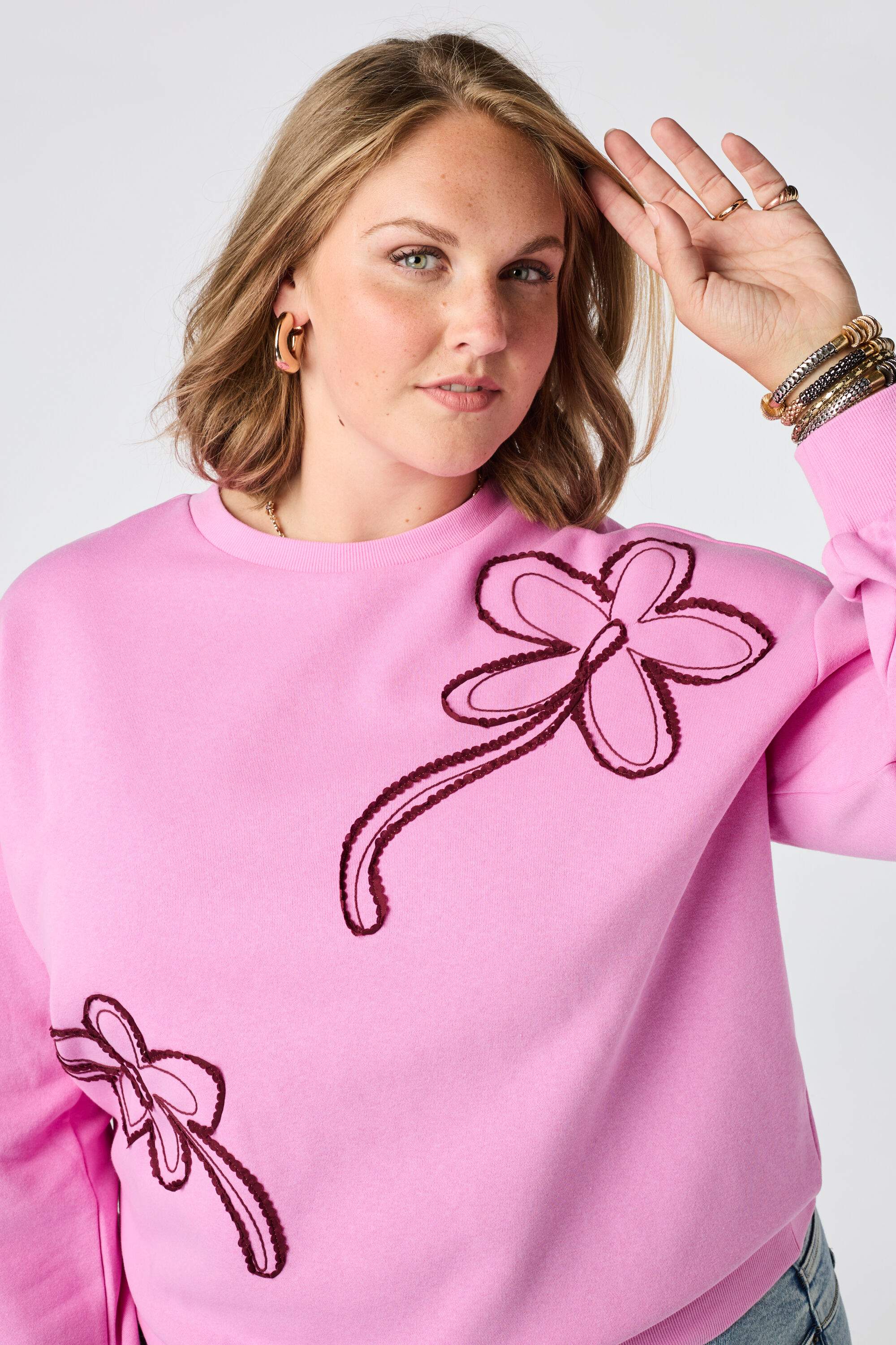 Sudadera con bordado image number 4