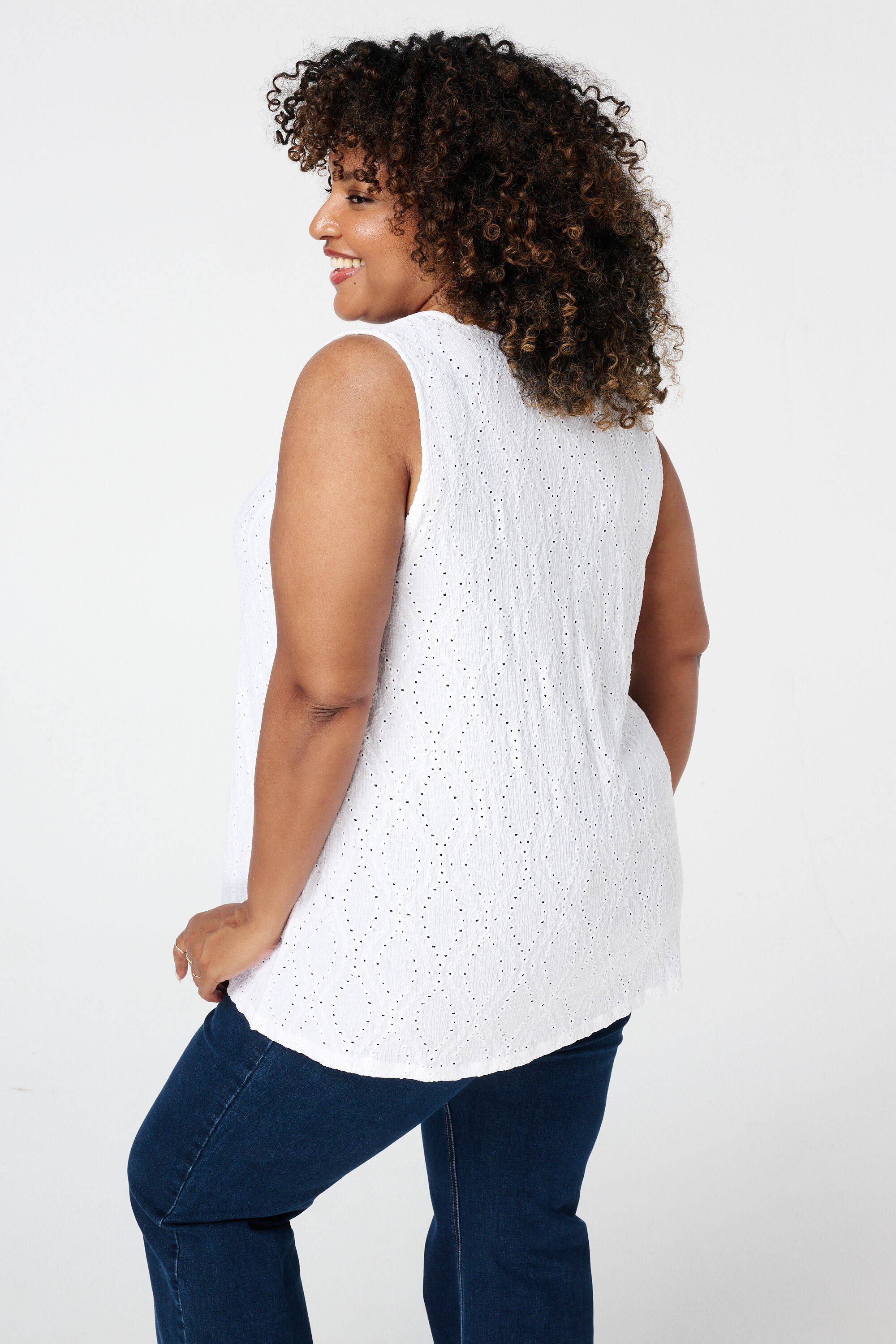 Top sin mangas con estructura de encaje image number 3