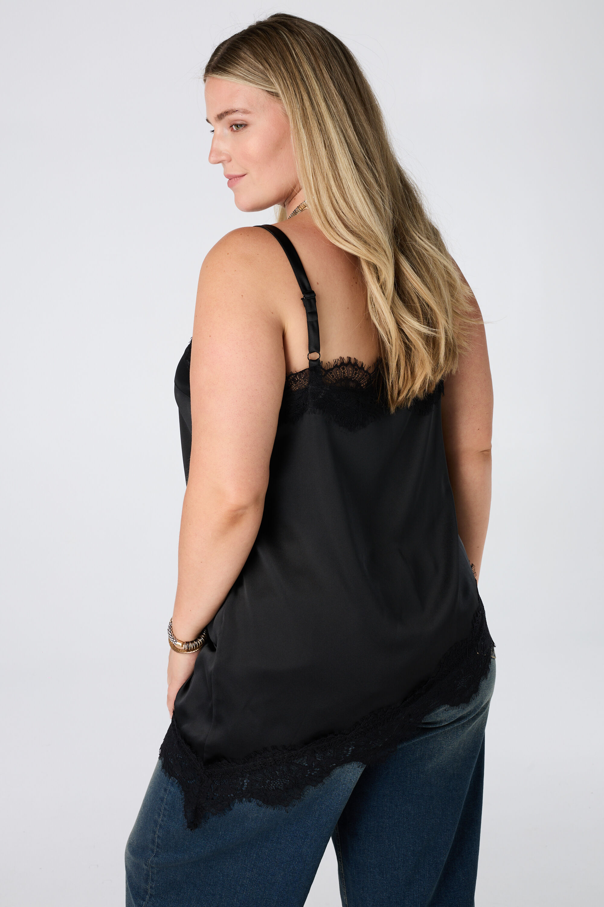 Blusa asim&eacute;trica con encaje image number 1