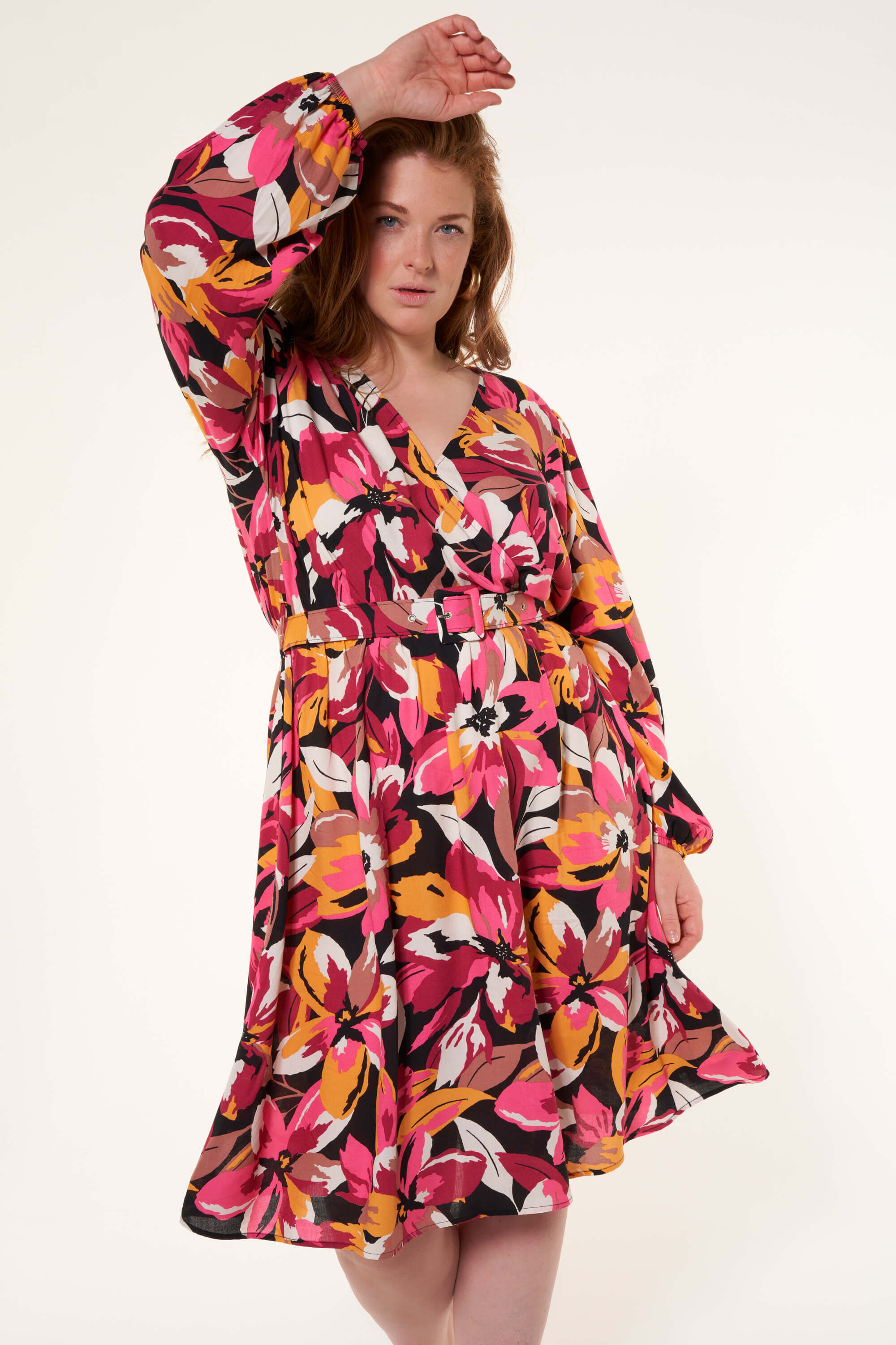 Vestido con un cinto  image number 0