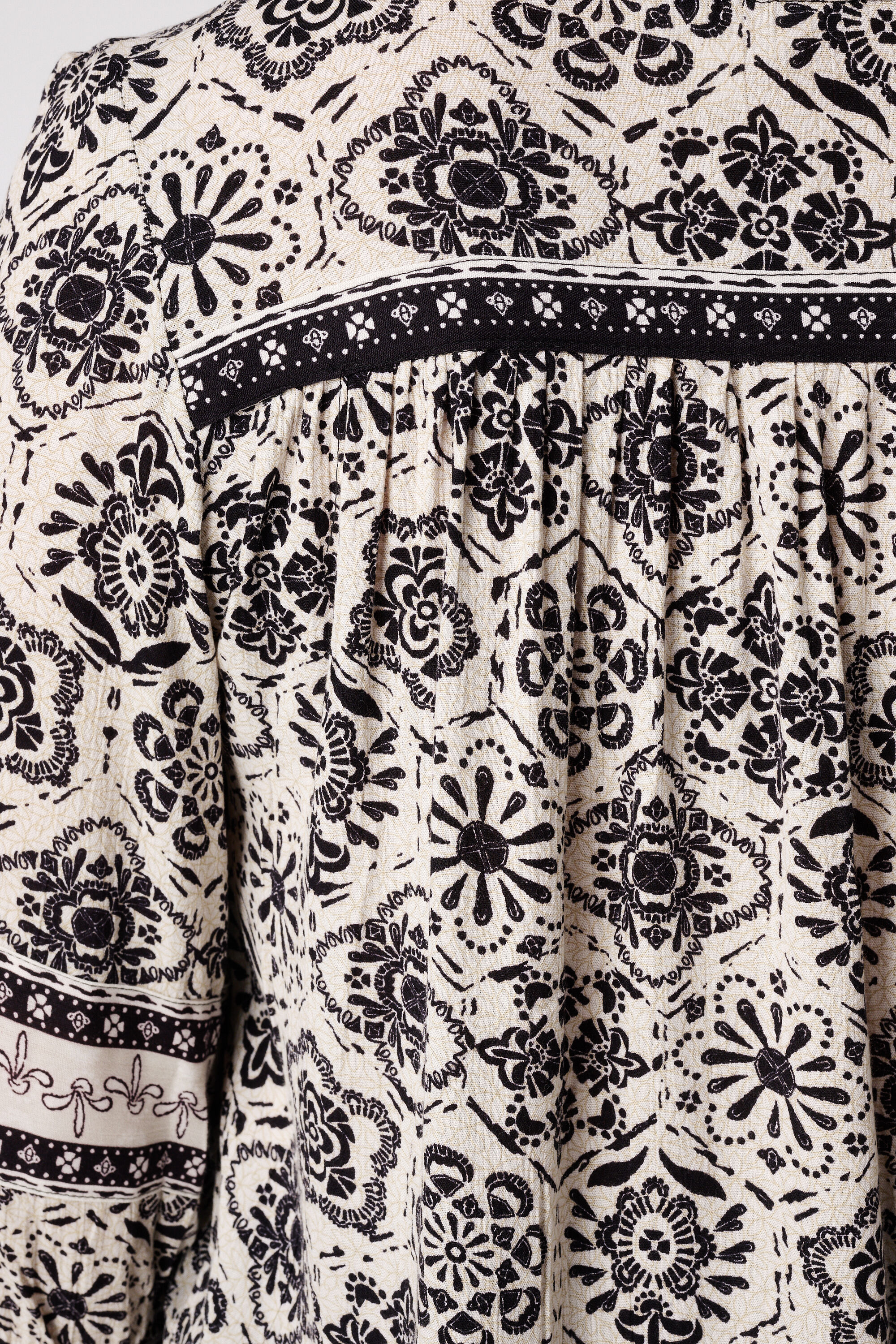 Blusa con cierre de botones image number 6