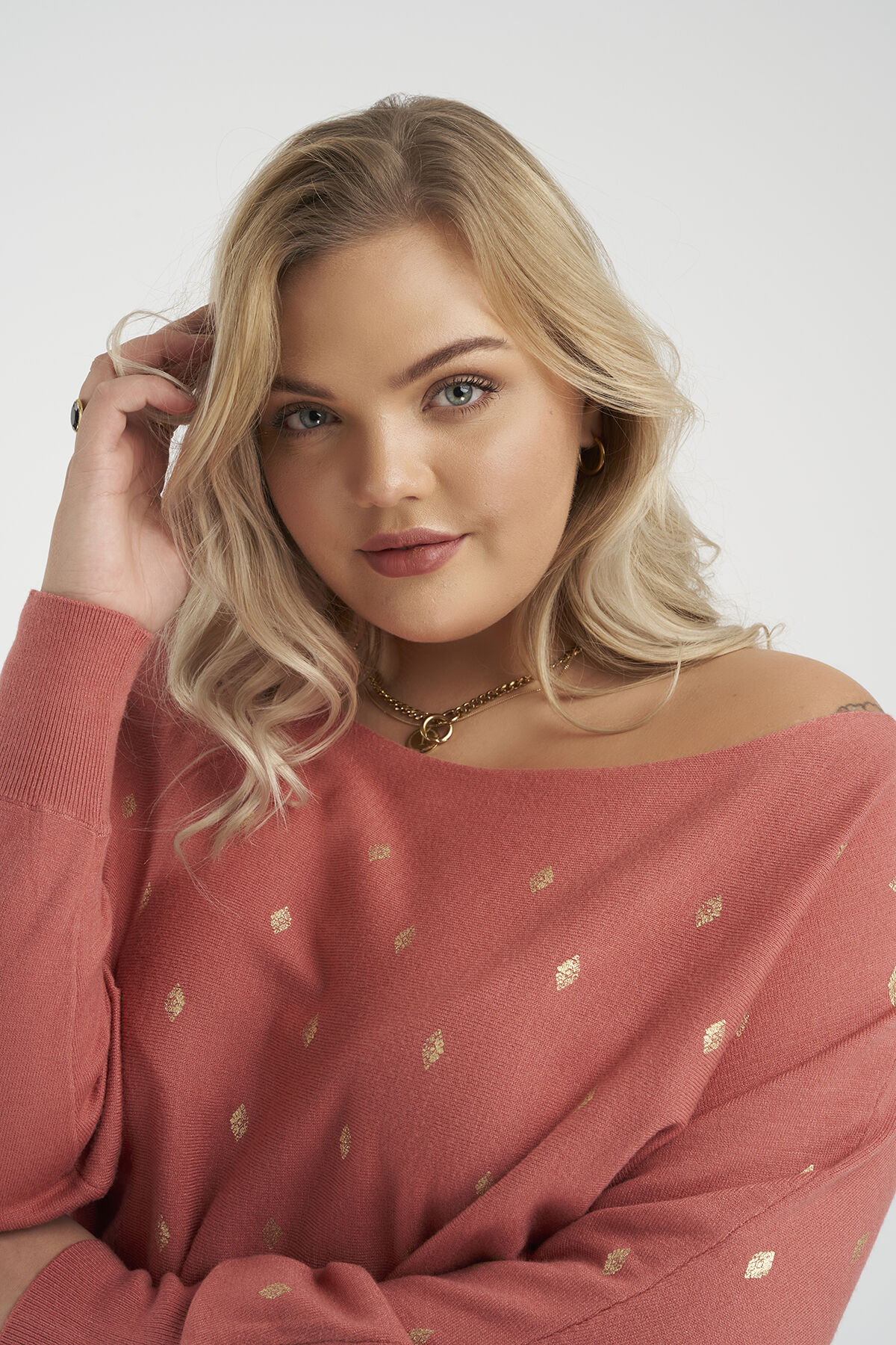 Su&eacute;ter con cuello barco image number 4