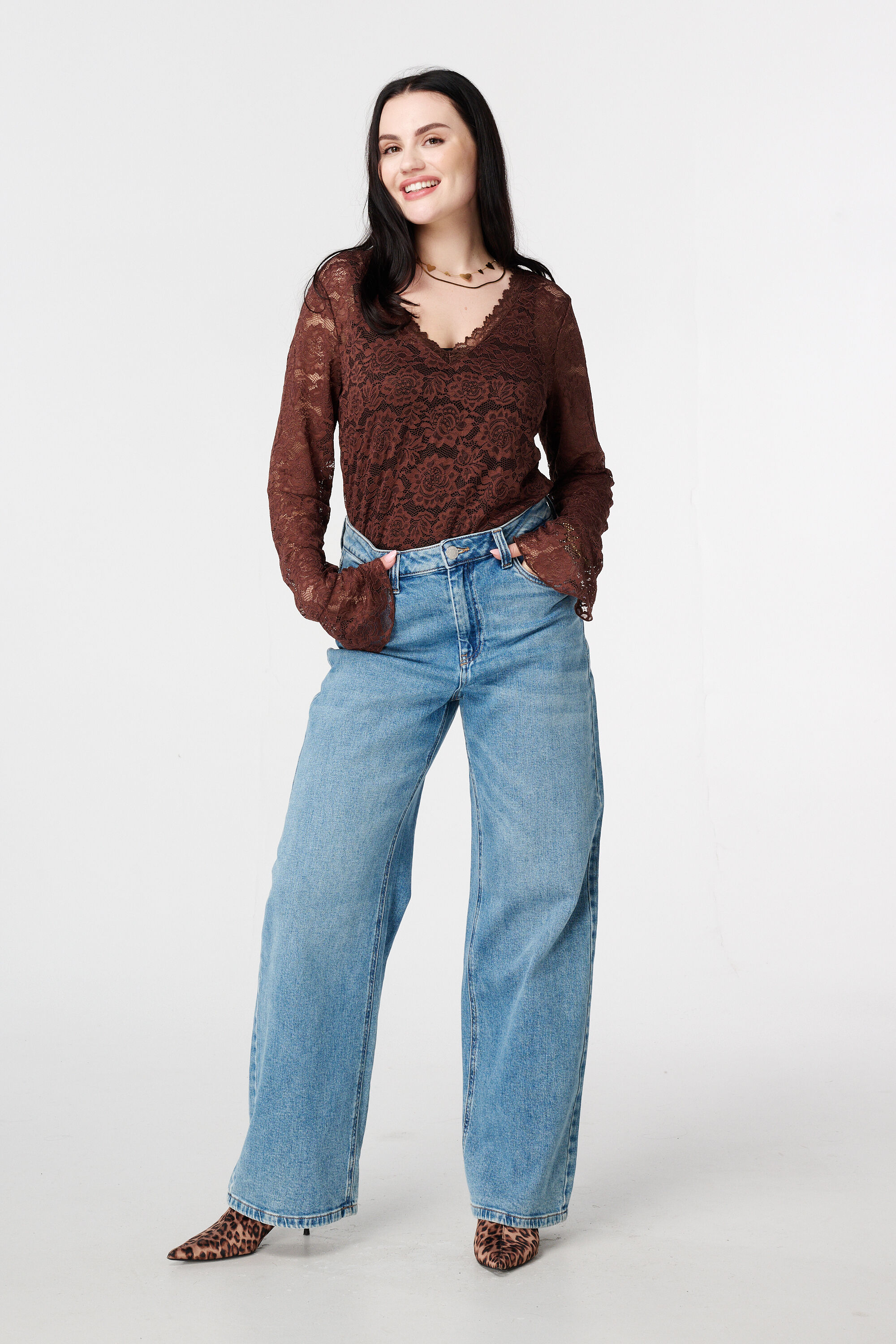 Top de encaje con mangas largas image number 5