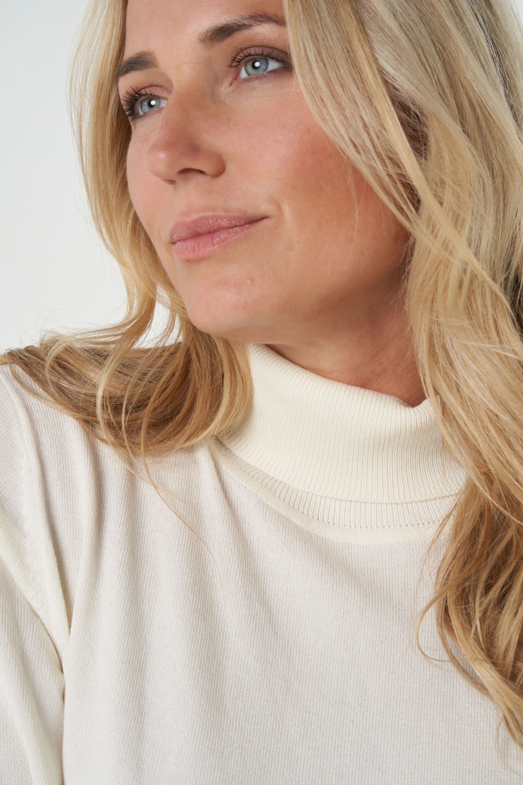 Jersey de cuello alto y punto fino image number 4