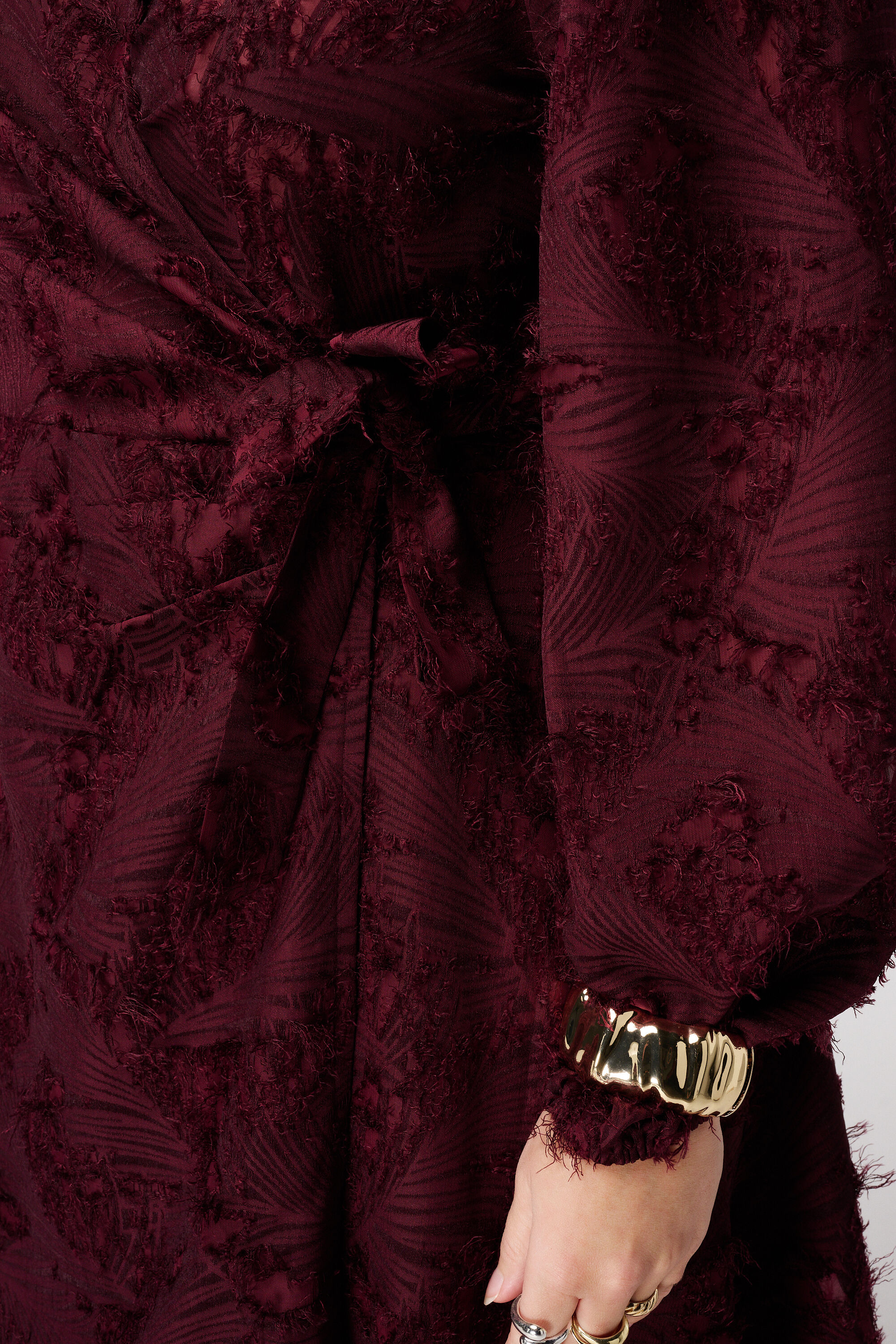 Vestido con textura de encaje y efecto cruzado image number 6