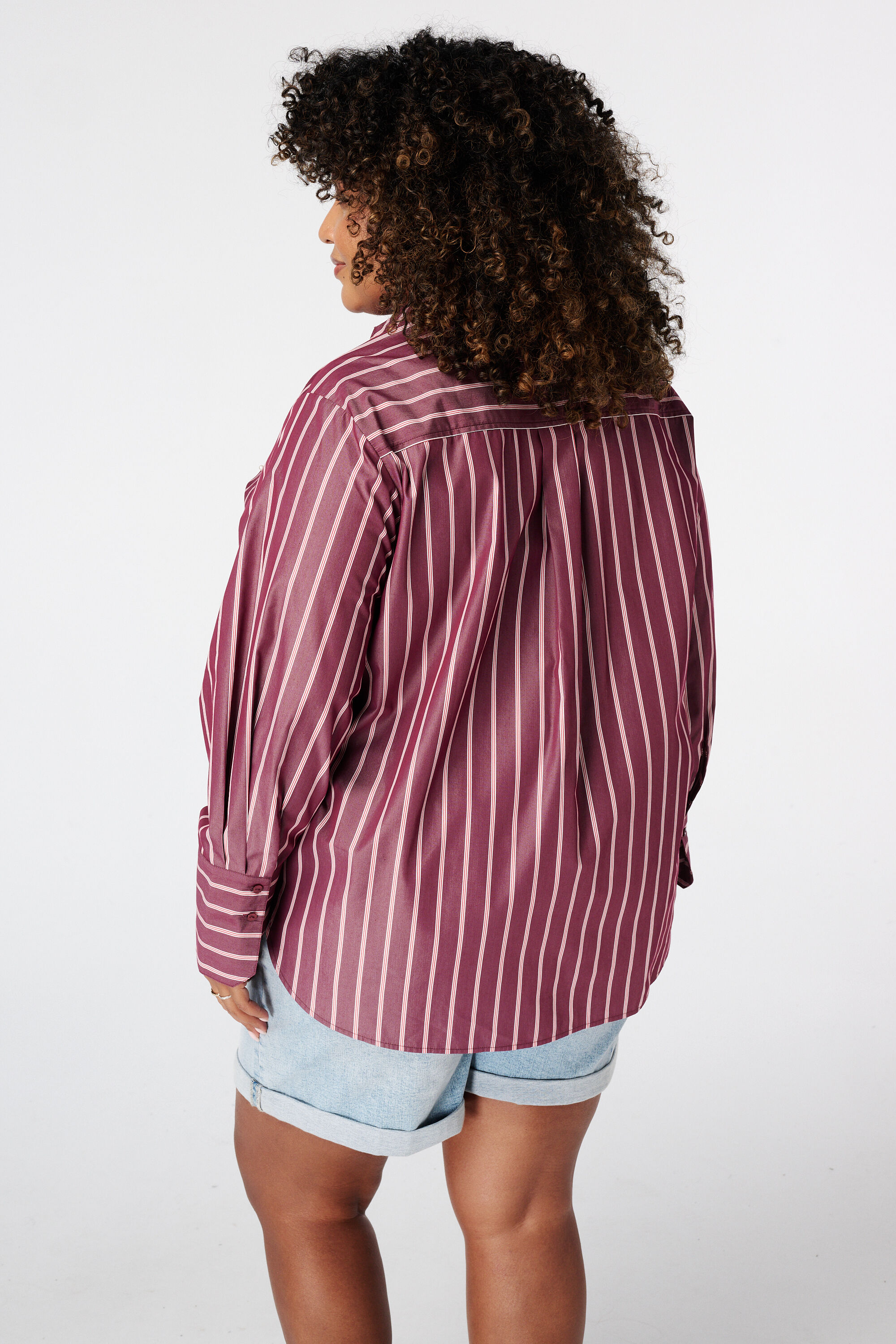 Blusa de rayas con perlas image number 3
