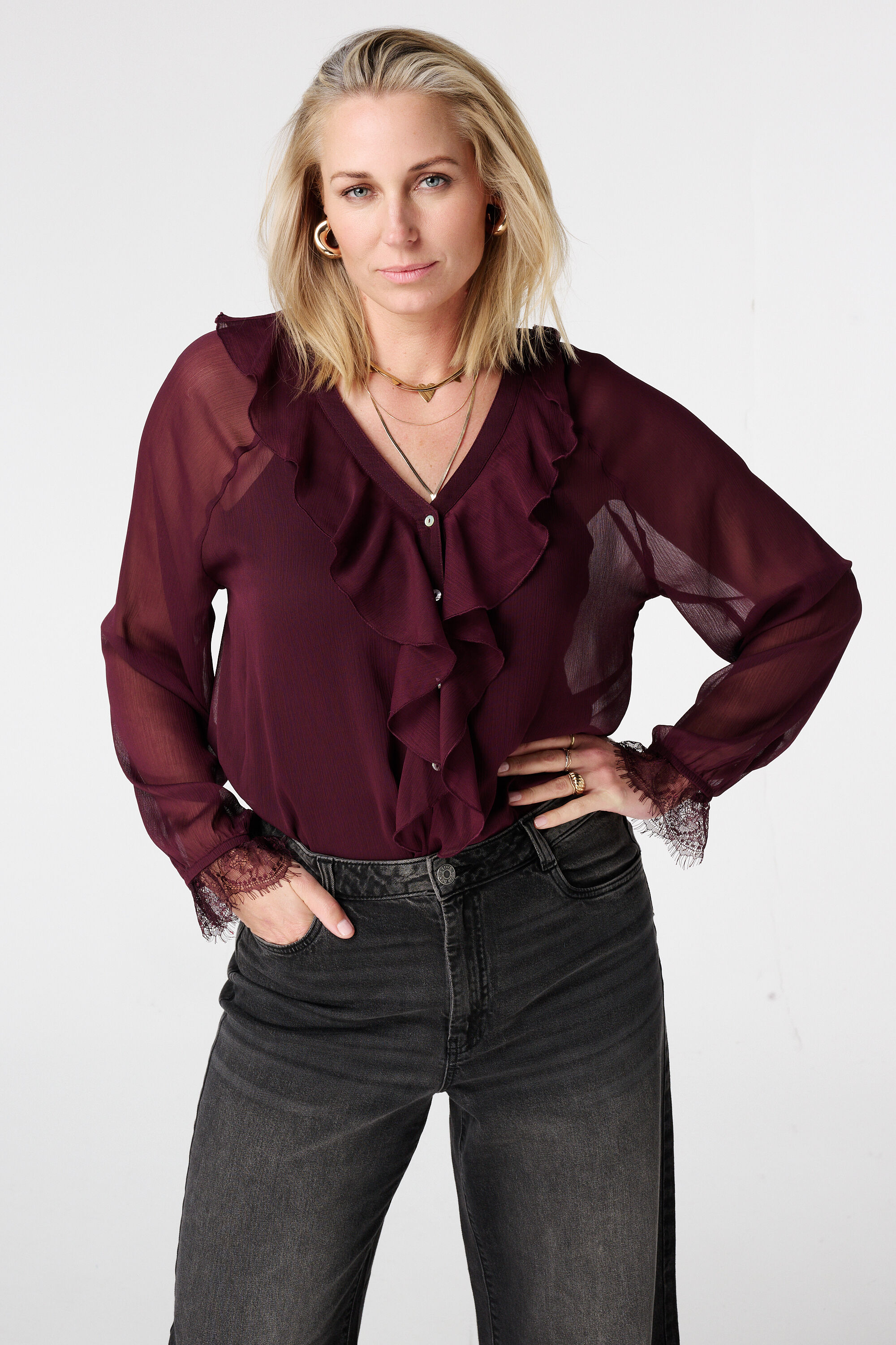 Blusa transparente con volantes y encaje