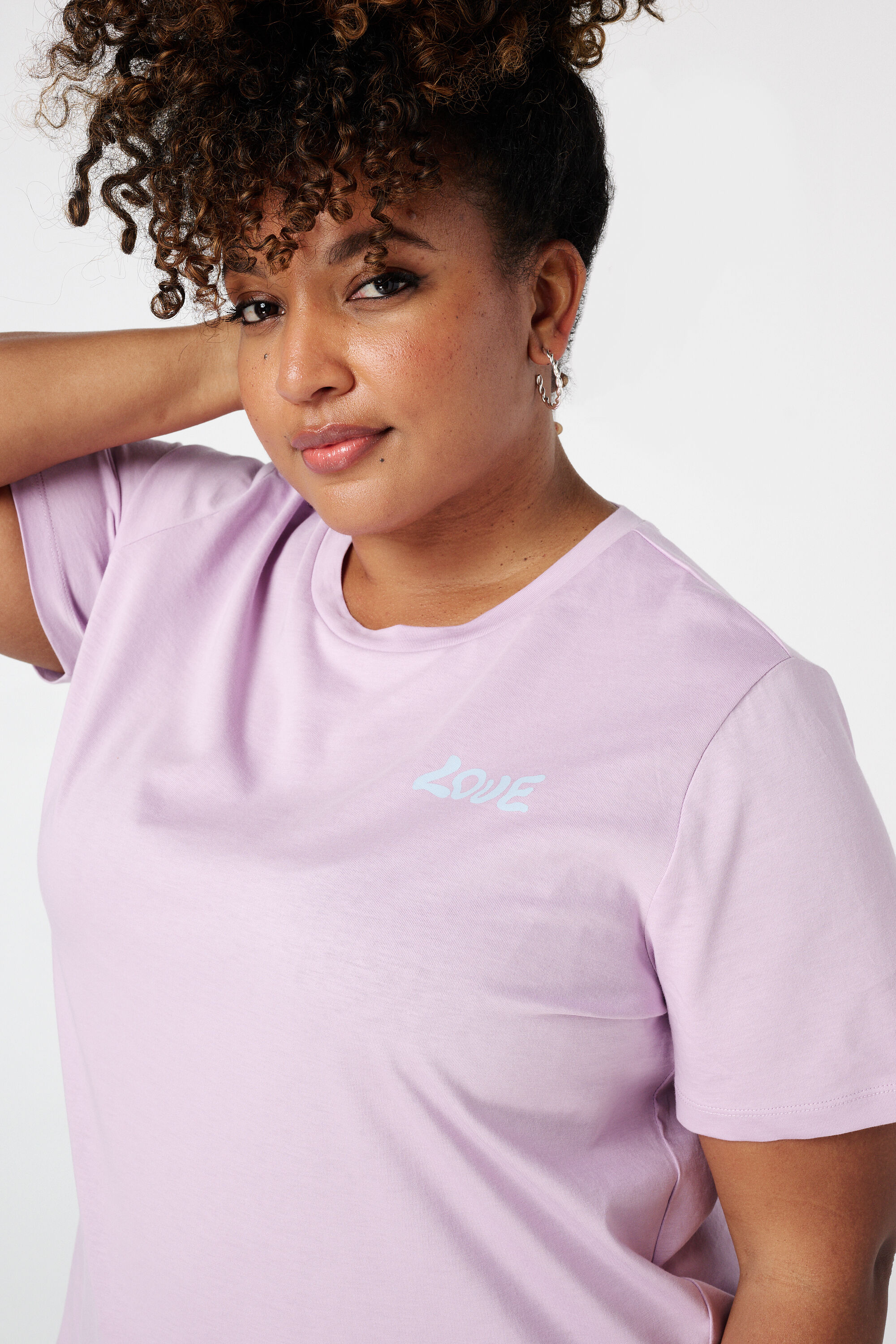 Camiseta con estampado de flores image number 4