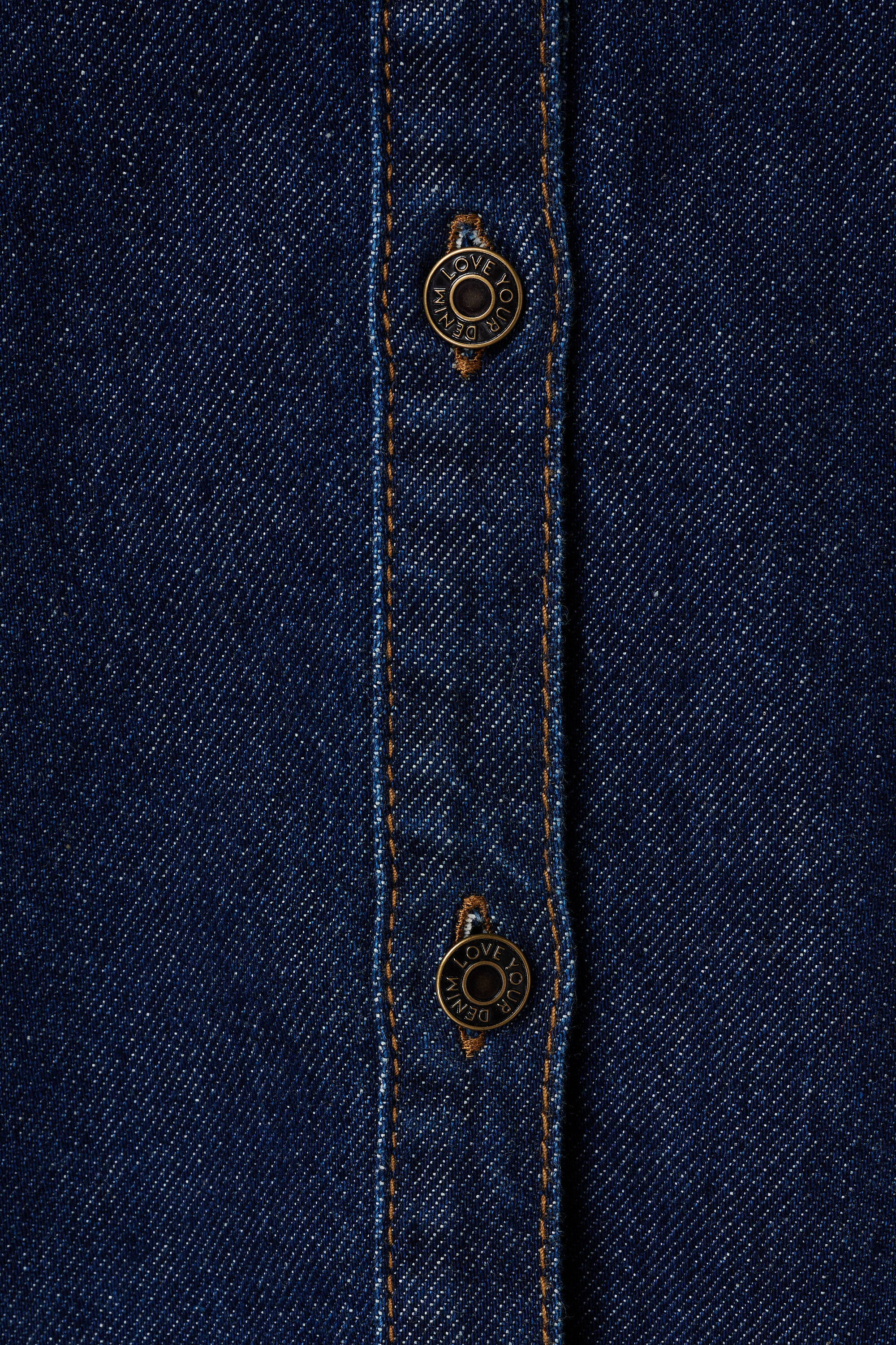 Blusa vaquera con mangas abullonadas image number 6