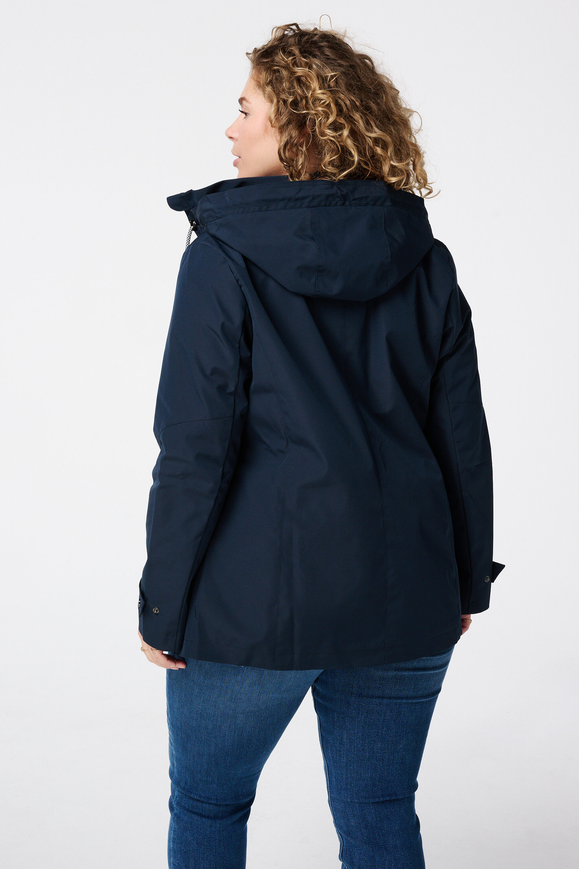 Chubasquero con detalles plateados image number 3