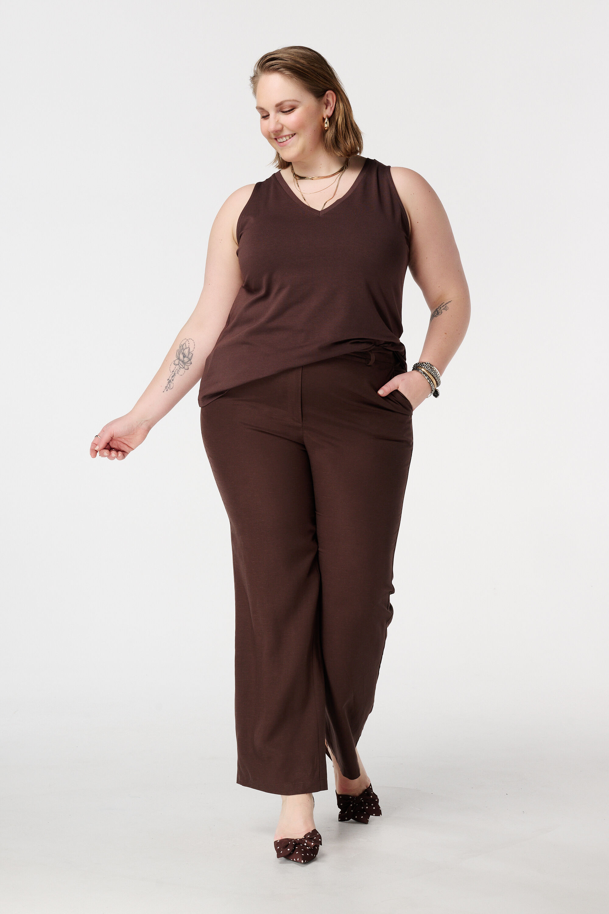 Camiseta de tirantes con escote en V image number 5