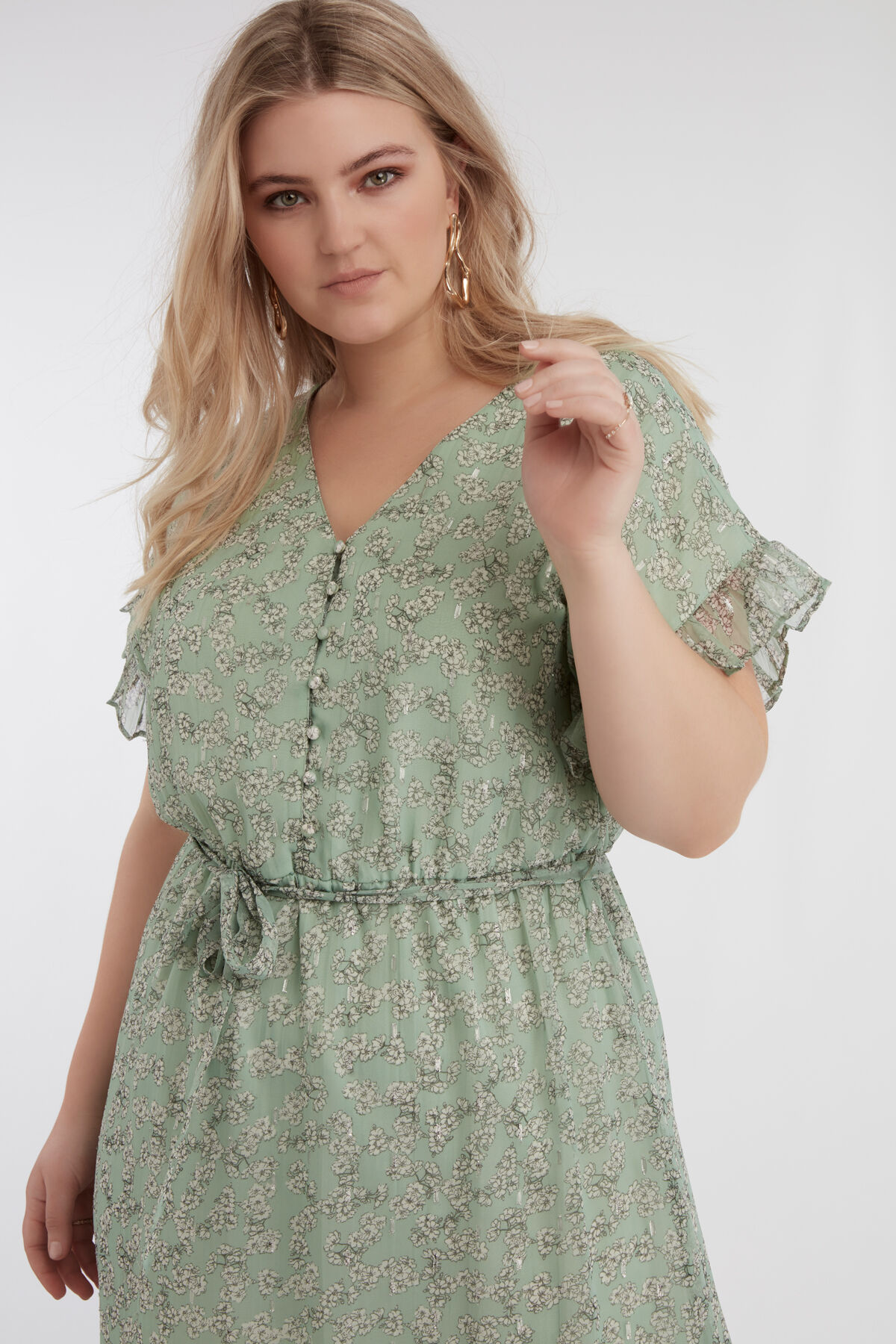 Vestido cruzado con estampado de flores y volantes image number 4