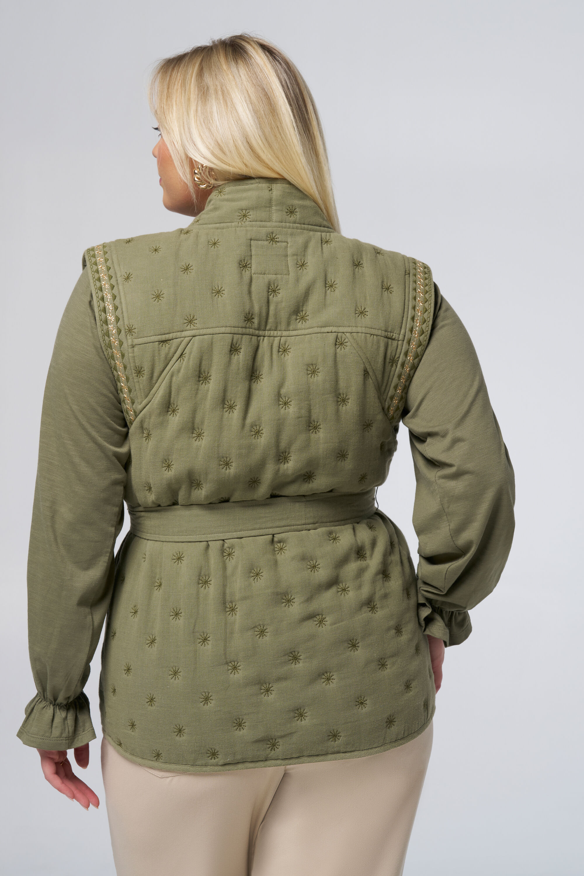 Chaleco decorado con detalles dorados image number 3