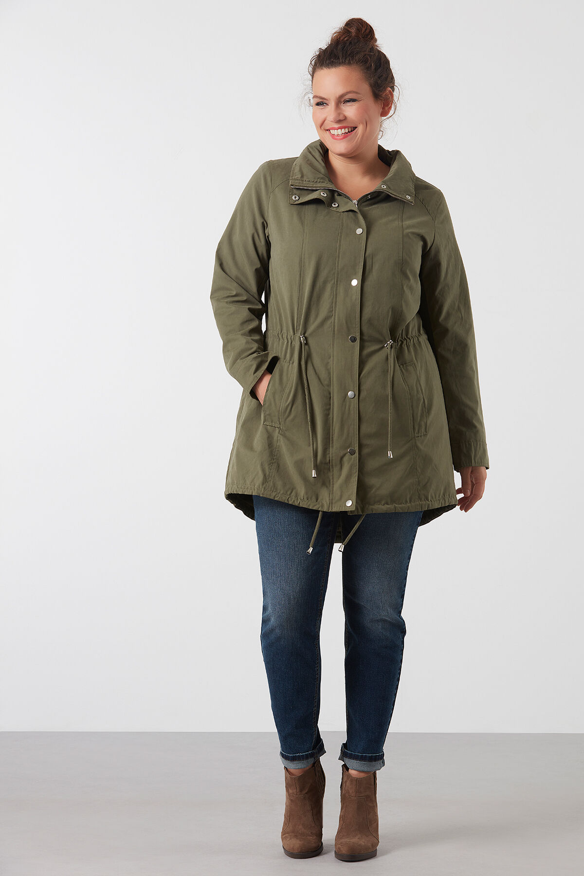 Parka con bordados florales image number 3