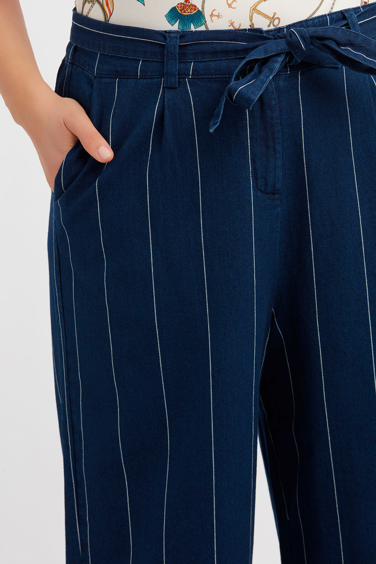 Vaqueros tobilleros con raya diplom&aacute;tica image number 4