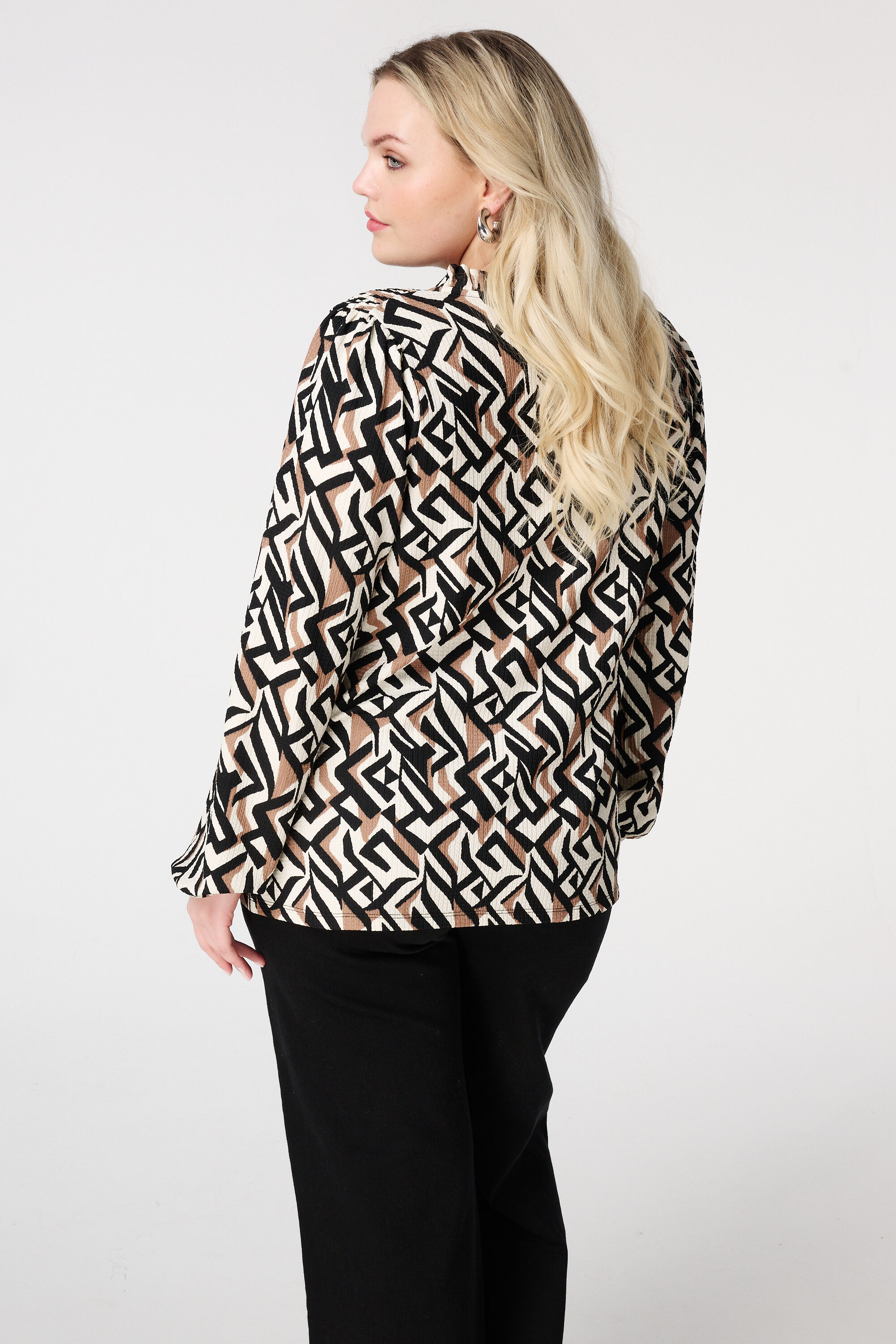 Top con textura y estampado image number 3