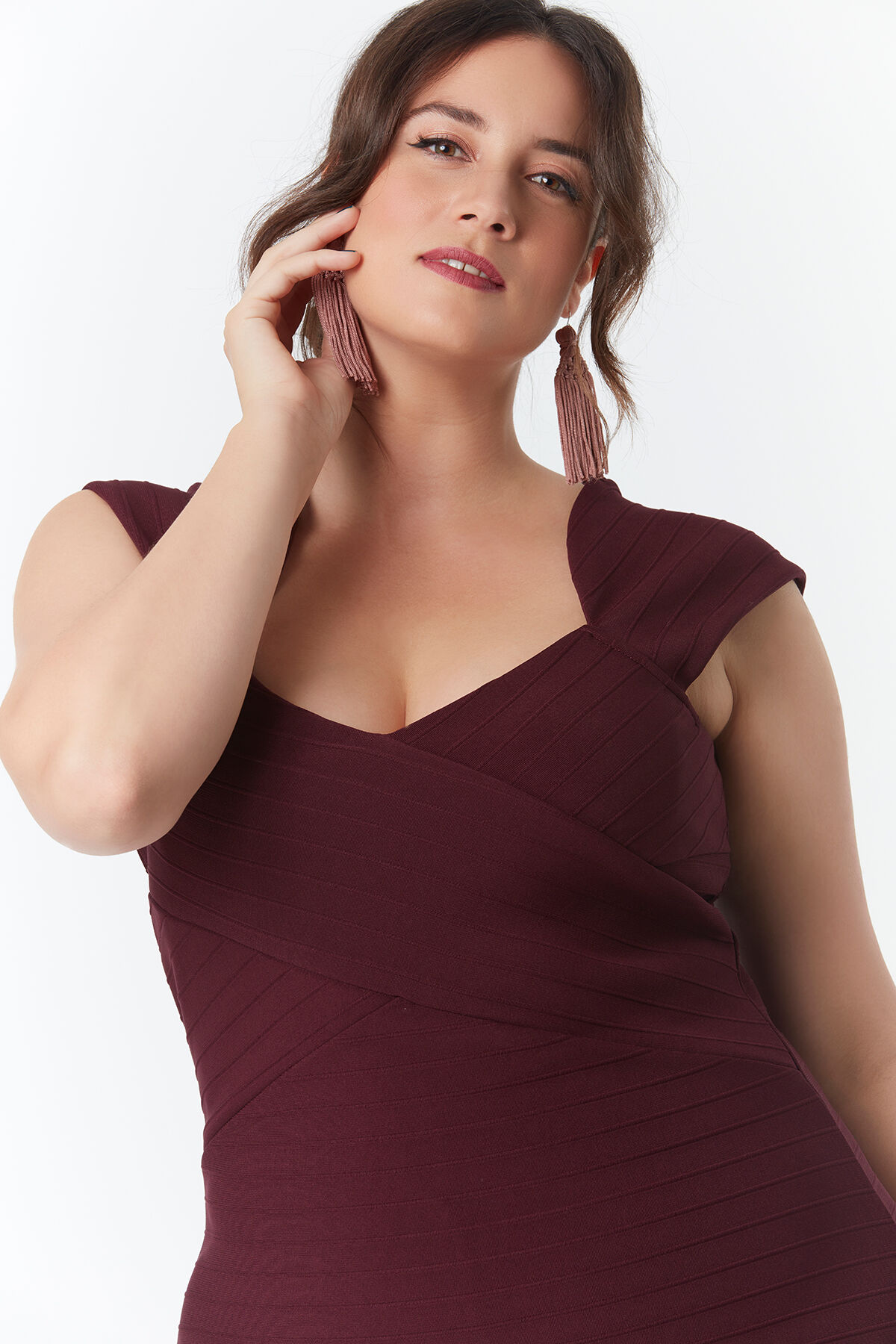 Vestido ce&ntilde;ido con escote coraz&oacute;n image number 3