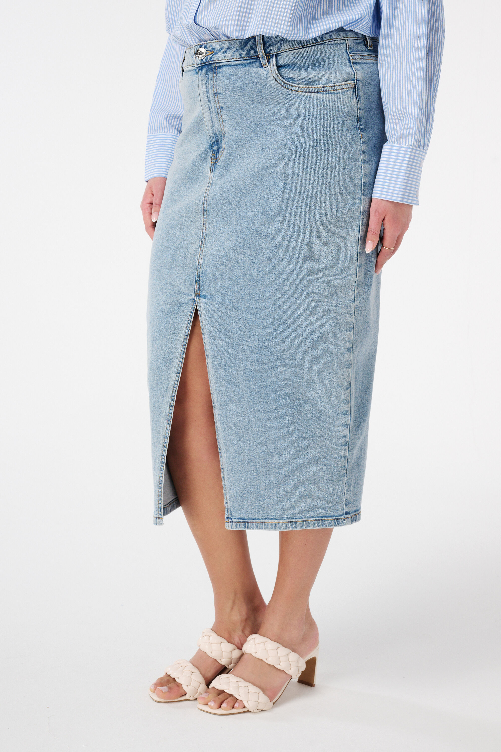 Falda vaquera con abertura image number 5