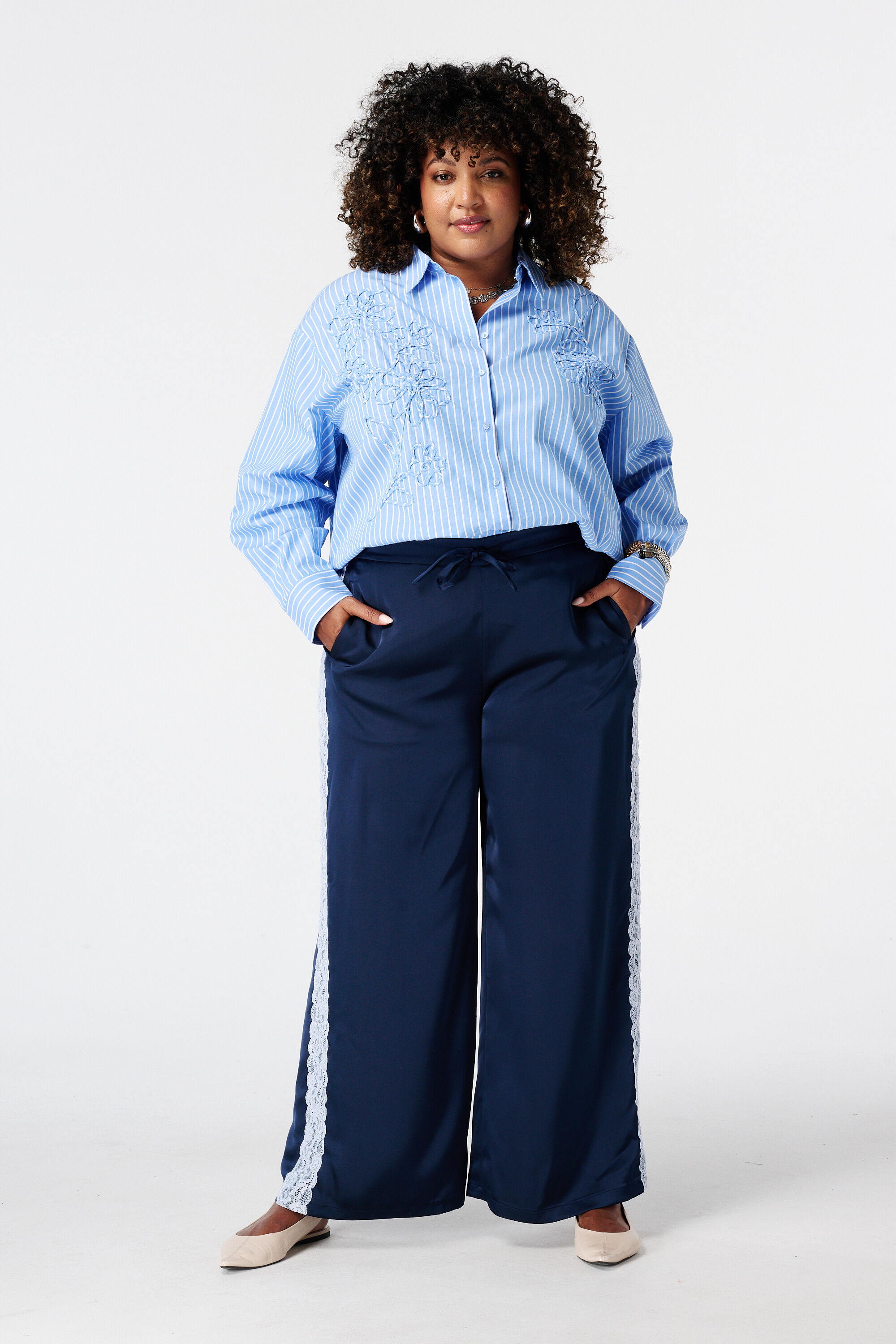 Blusa de rayas con bordado image number 5