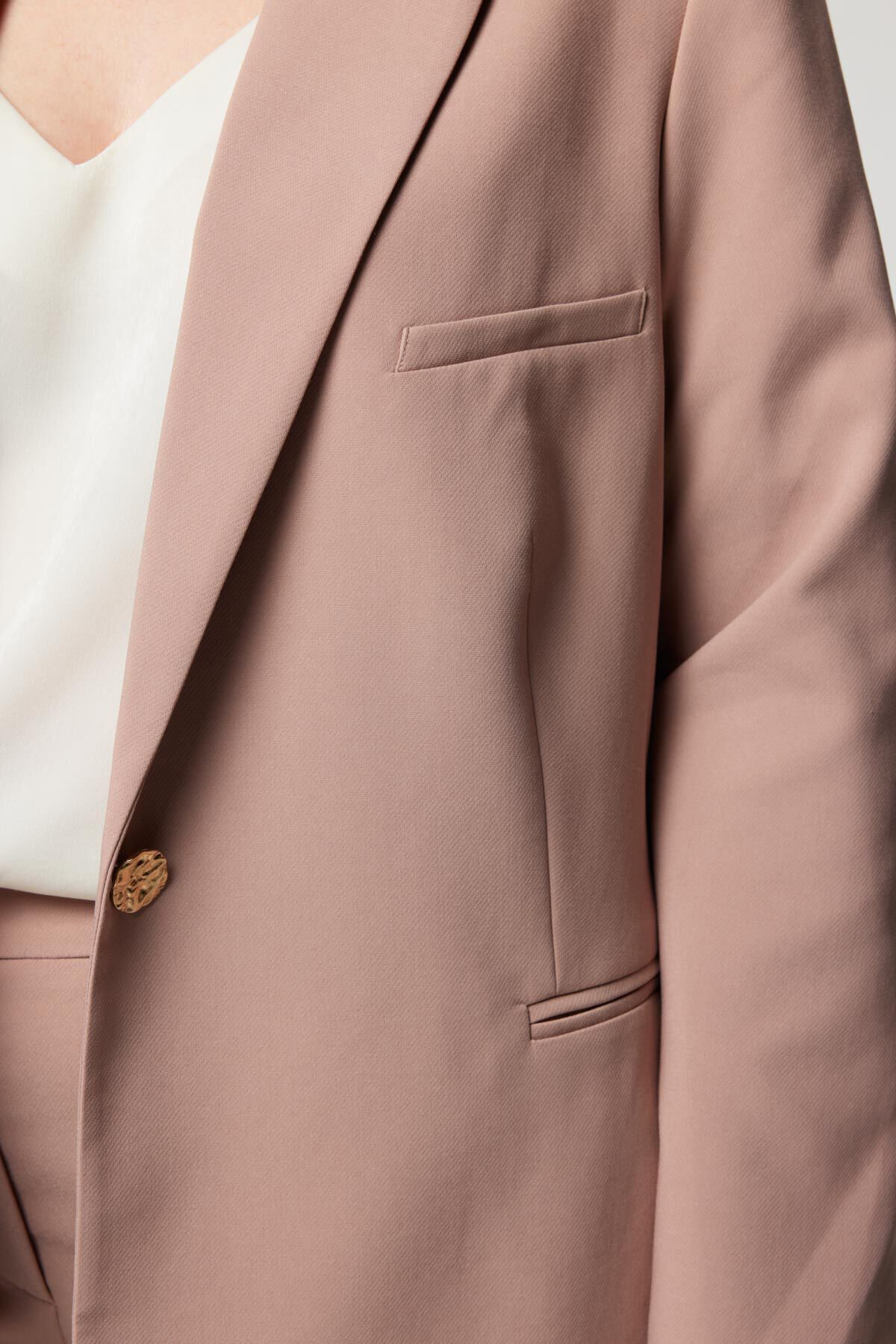 Americana holgada con bot&oacute;n dorado image number 4