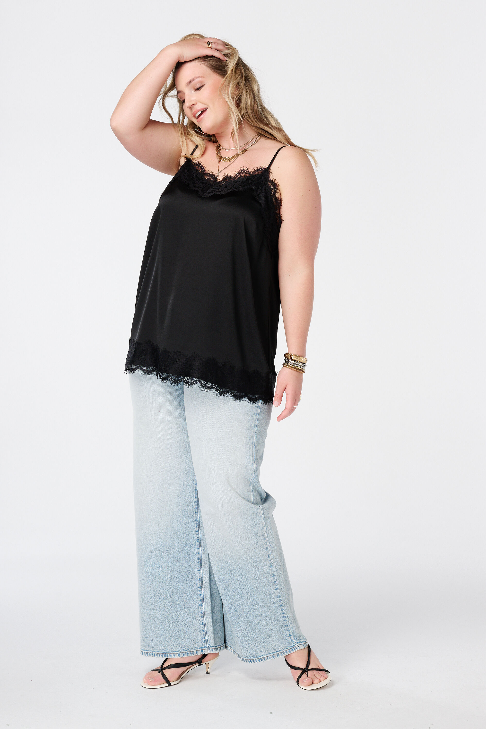 Blusa espagueti con encaje image number 5