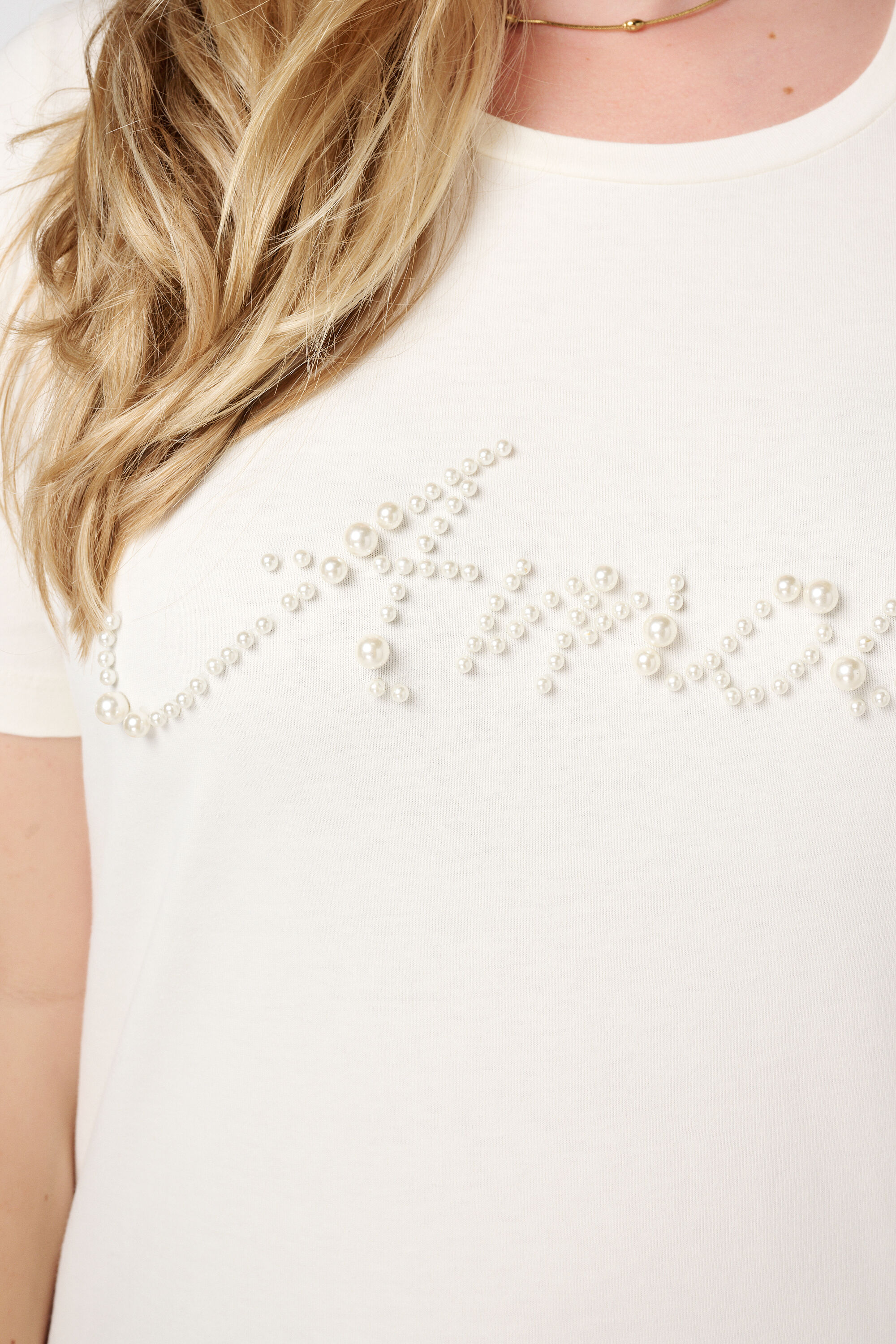 Camiseta con texto hecho con perlas falsas  image number 6