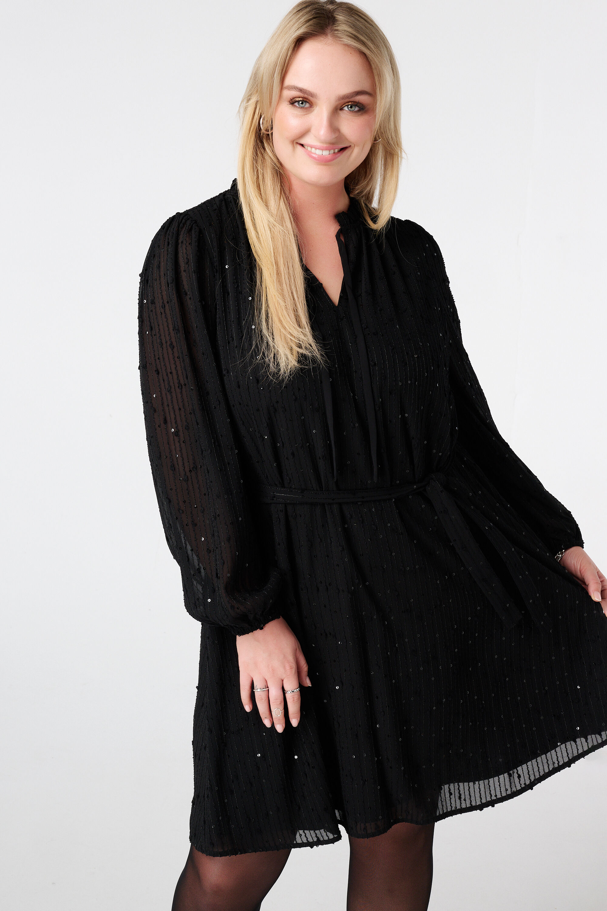 Vestido con lentejuelas brillantes y cintur&oacute;n image number 5