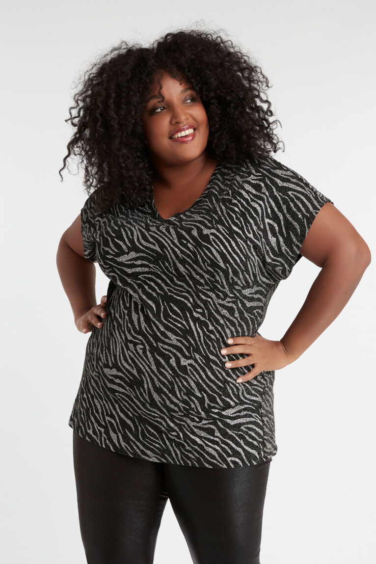 Camiseta larga con estampado brillante image number 5