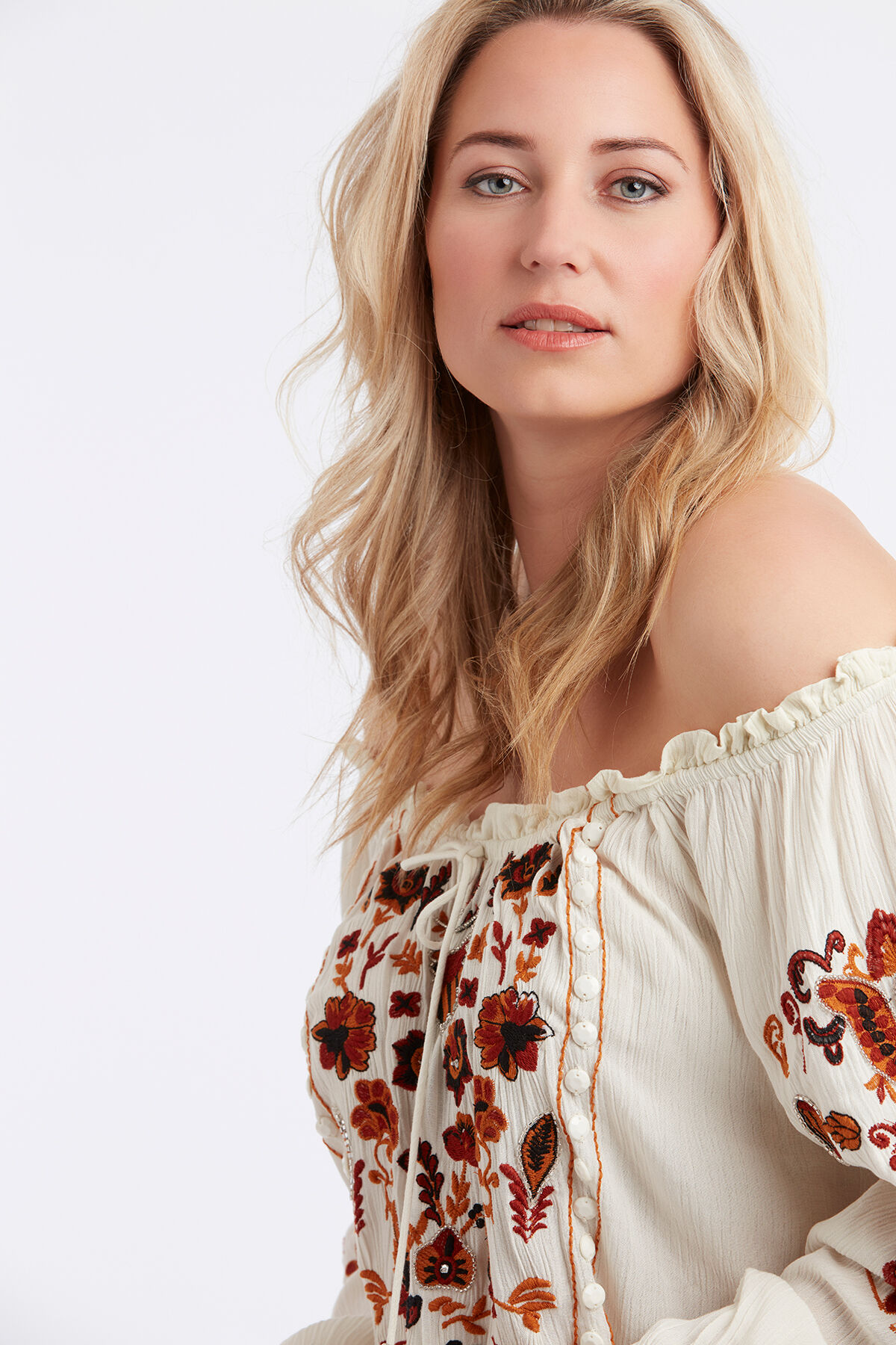 Blusa con bordado image number 3