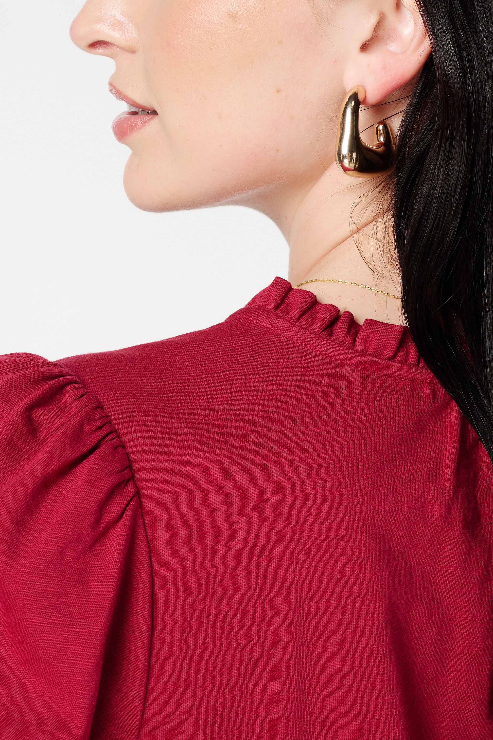 Top con escote en V y volantes image number 6