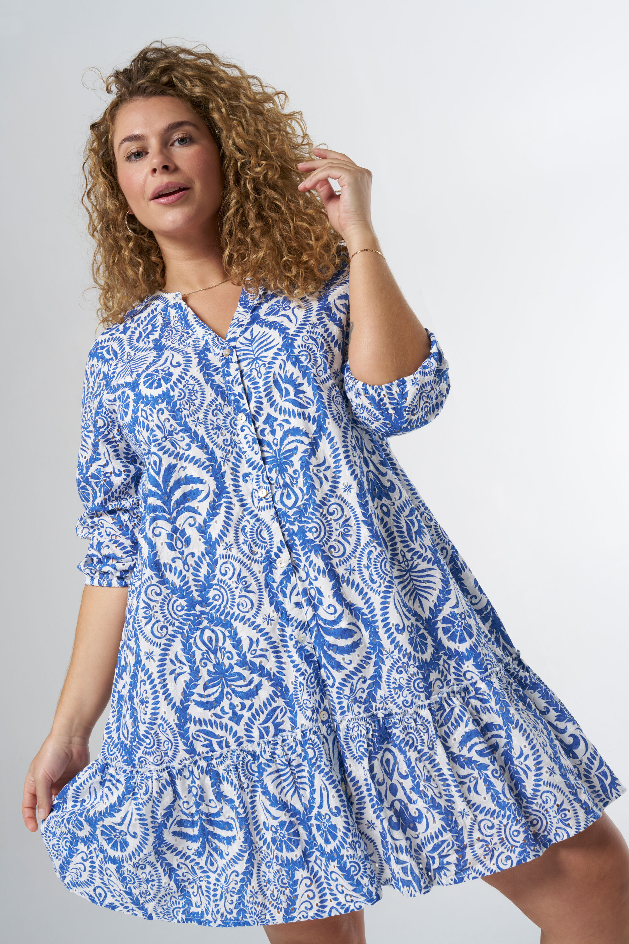 Vestido corto con bordado y cinto image number 5