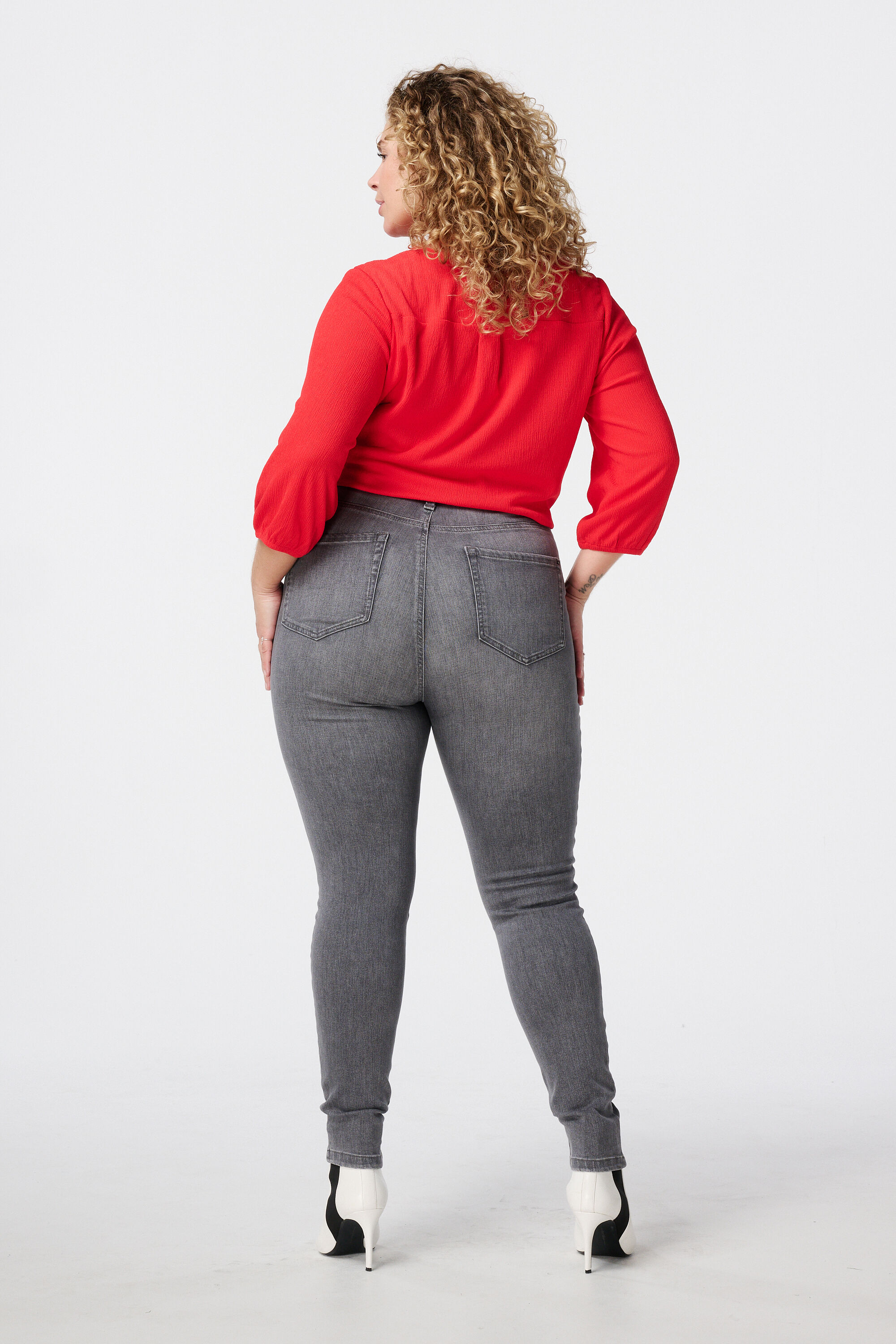 Vaqueros CHERRY de corte pitillo y talle alto image number 3