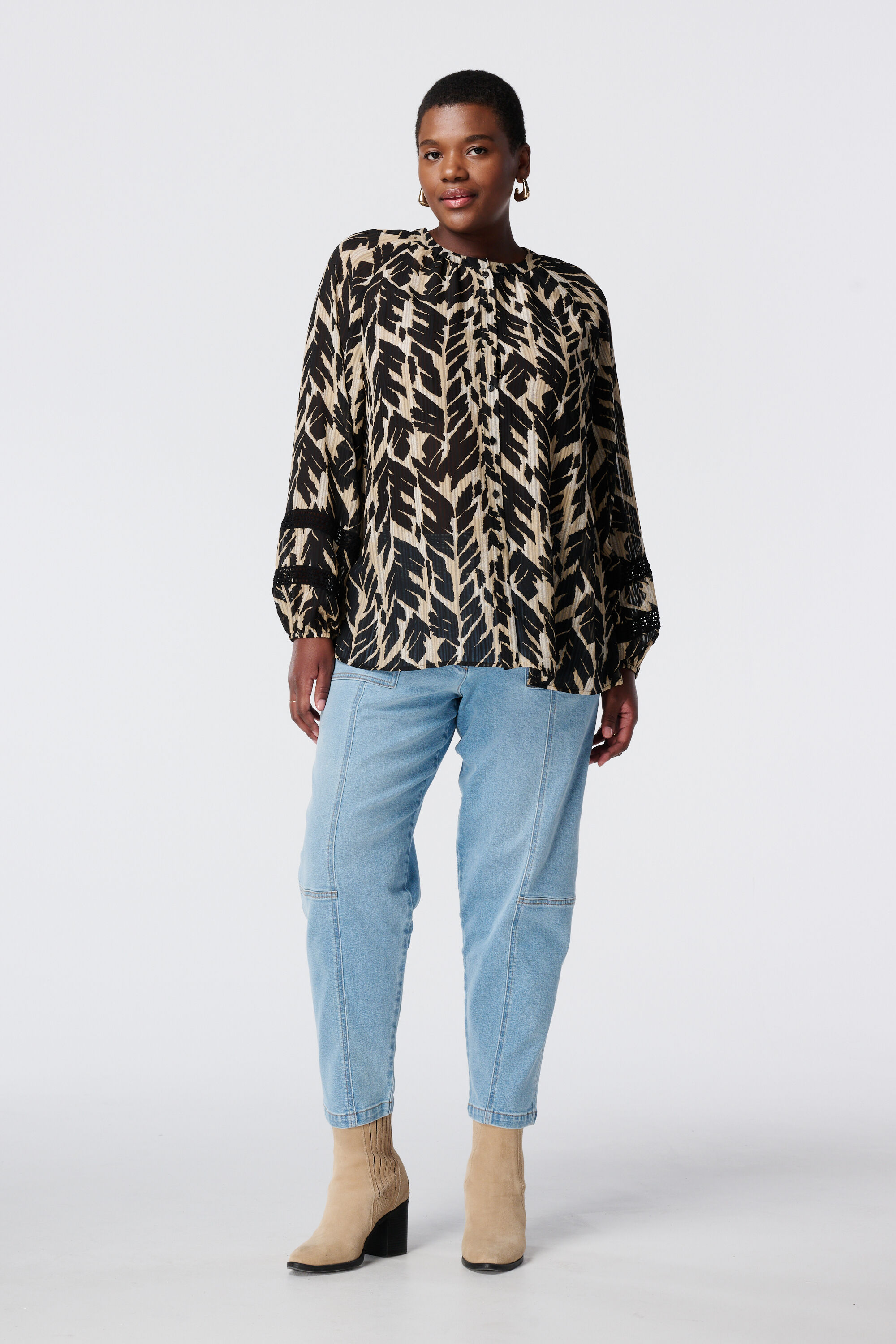 Blusa con un estampado y detalles image number 5