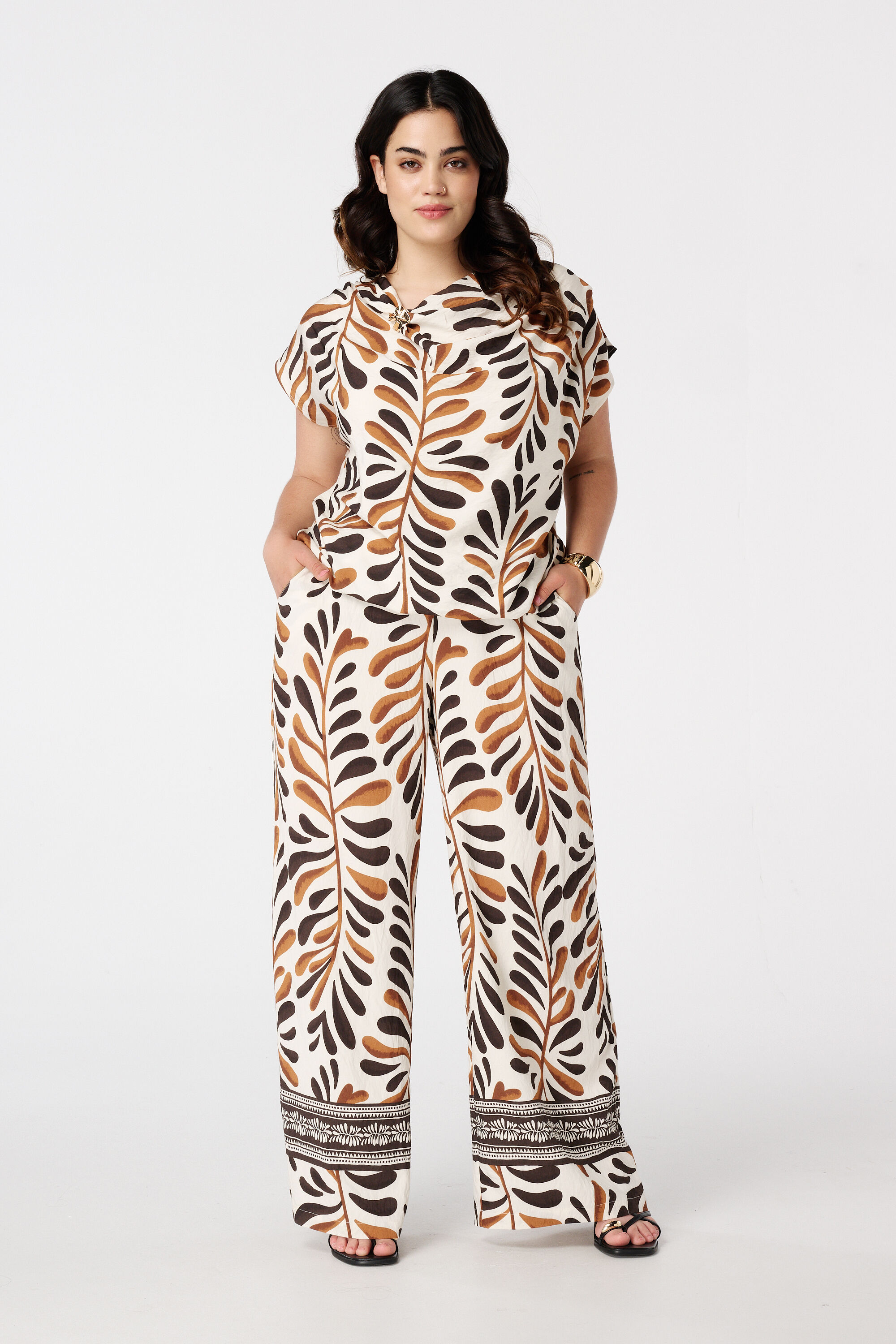 Pantalones anchos con estampado image number 6