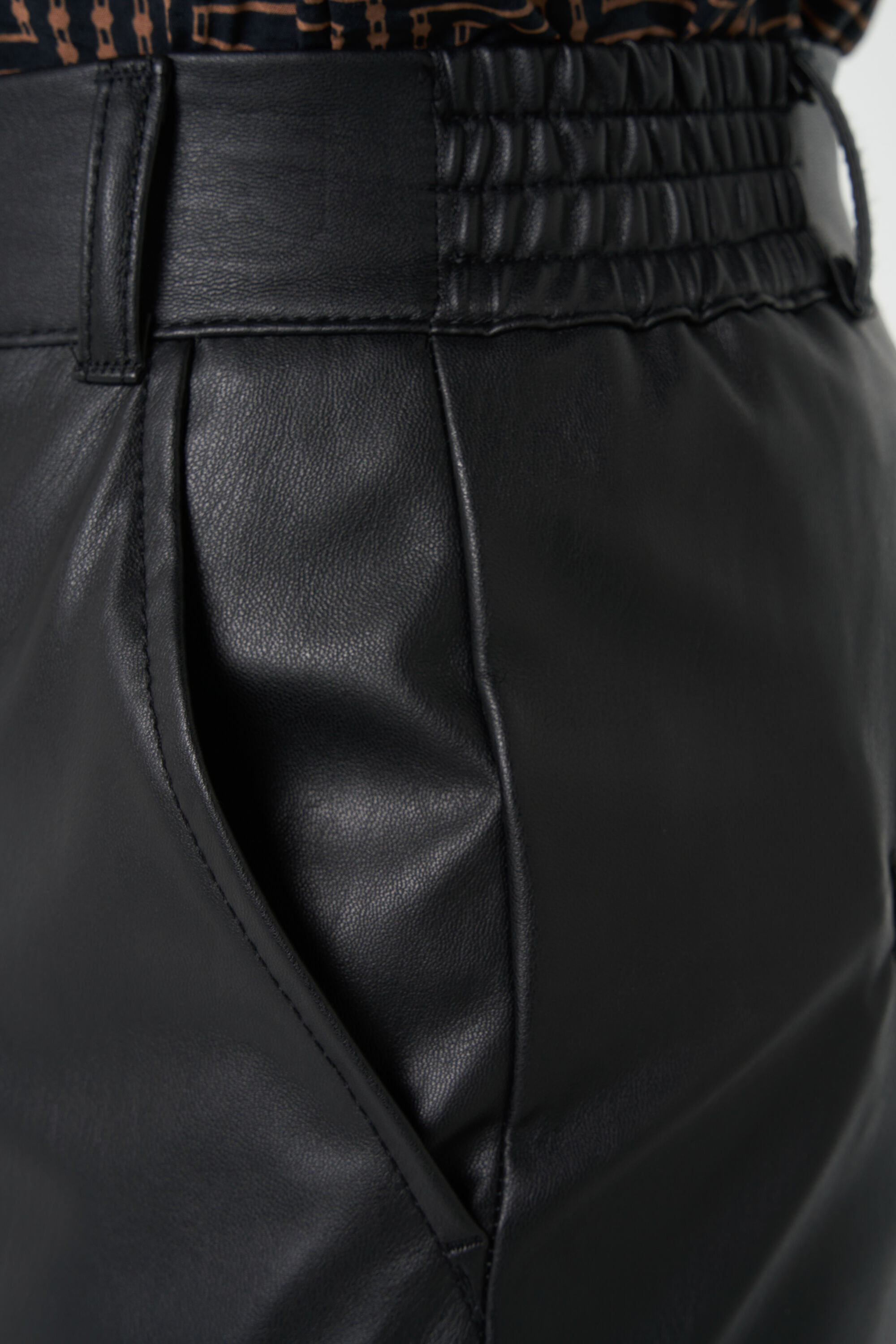 Pantalones de cuero sint&eacute;tico image number 5