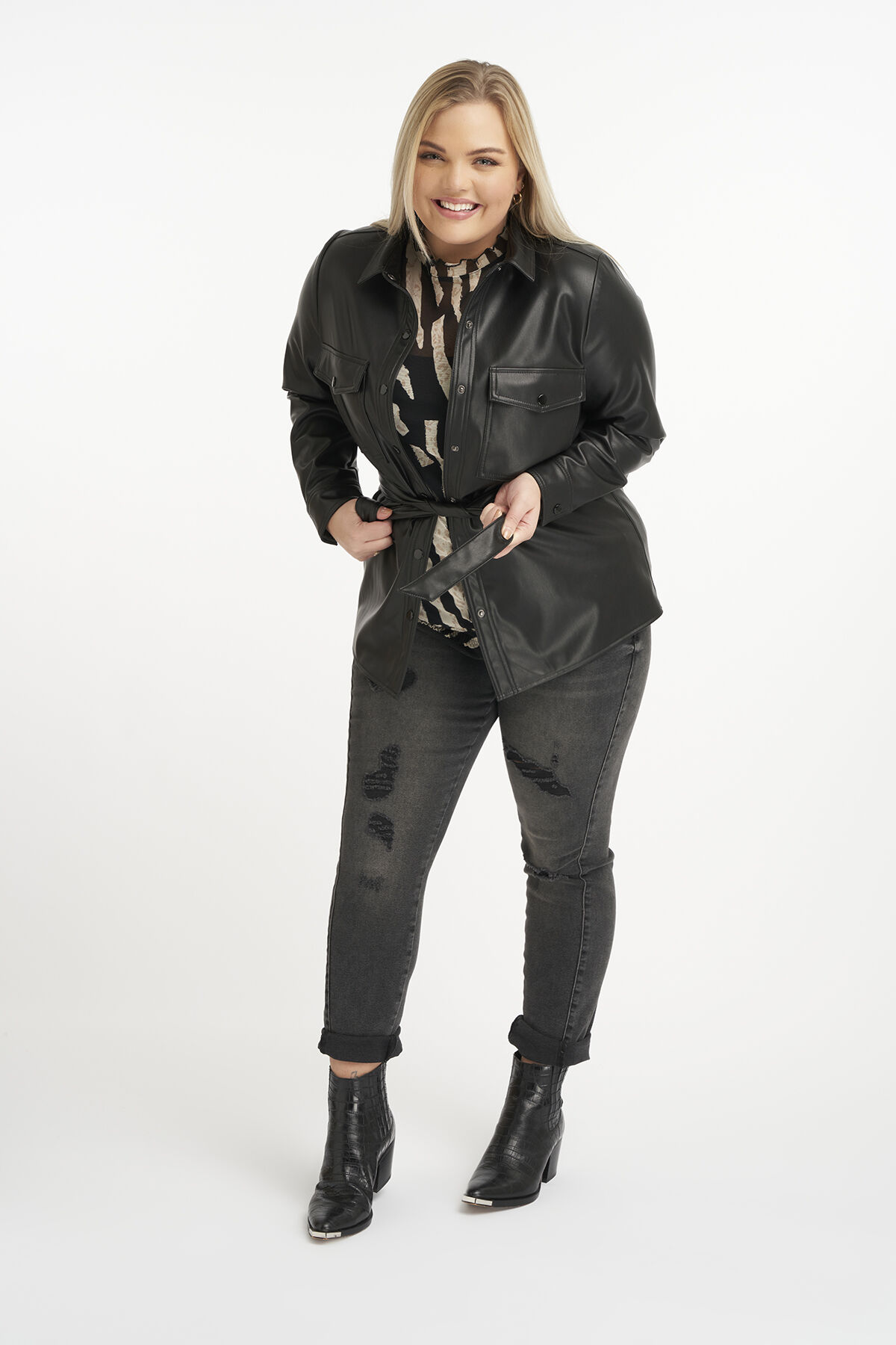 Chaqueta de cuero sint&eacute;tico con cintur&oacute;n image number 4