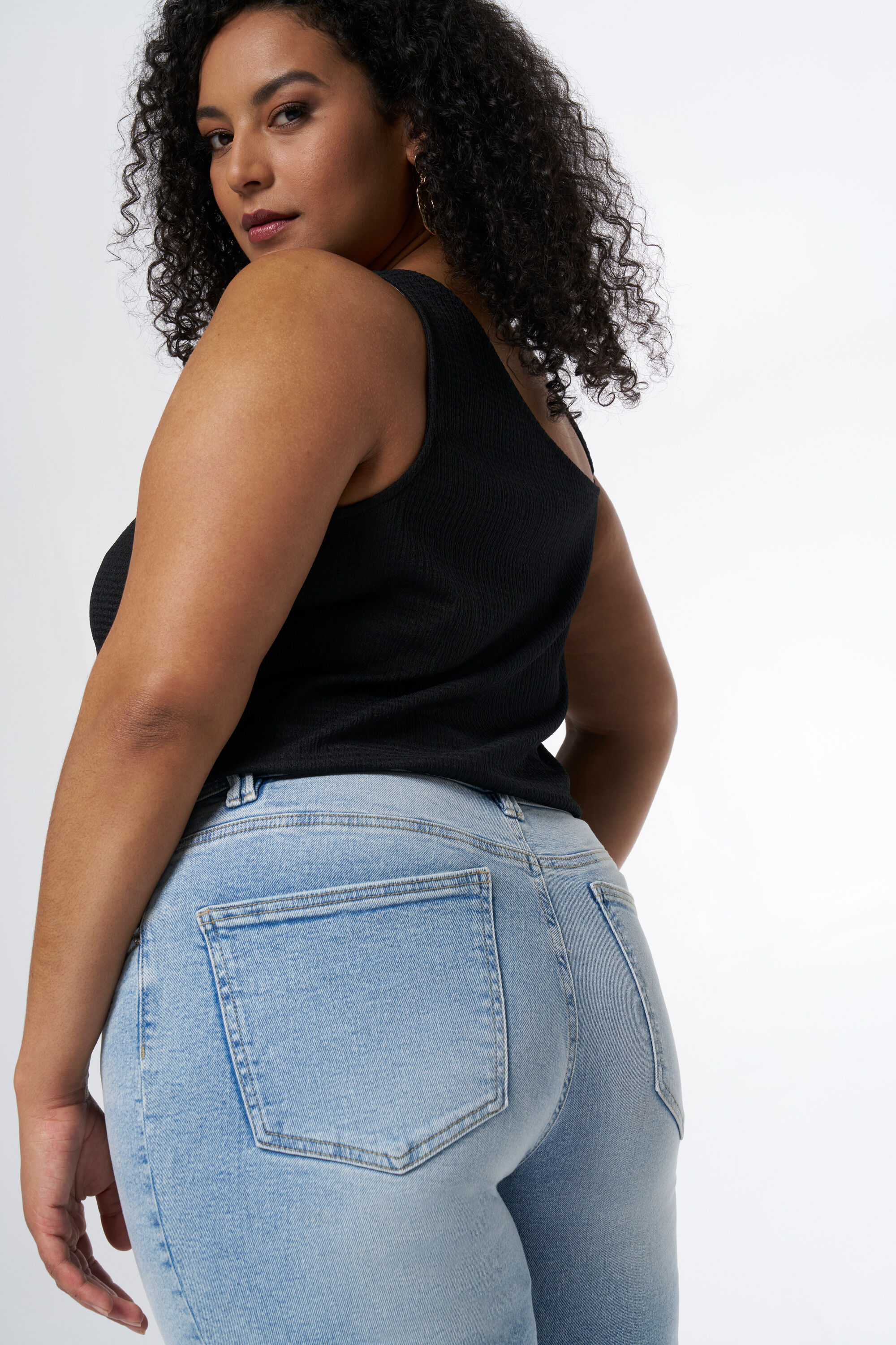 Shorts denim con pernera m&aacute;s larga image number 4