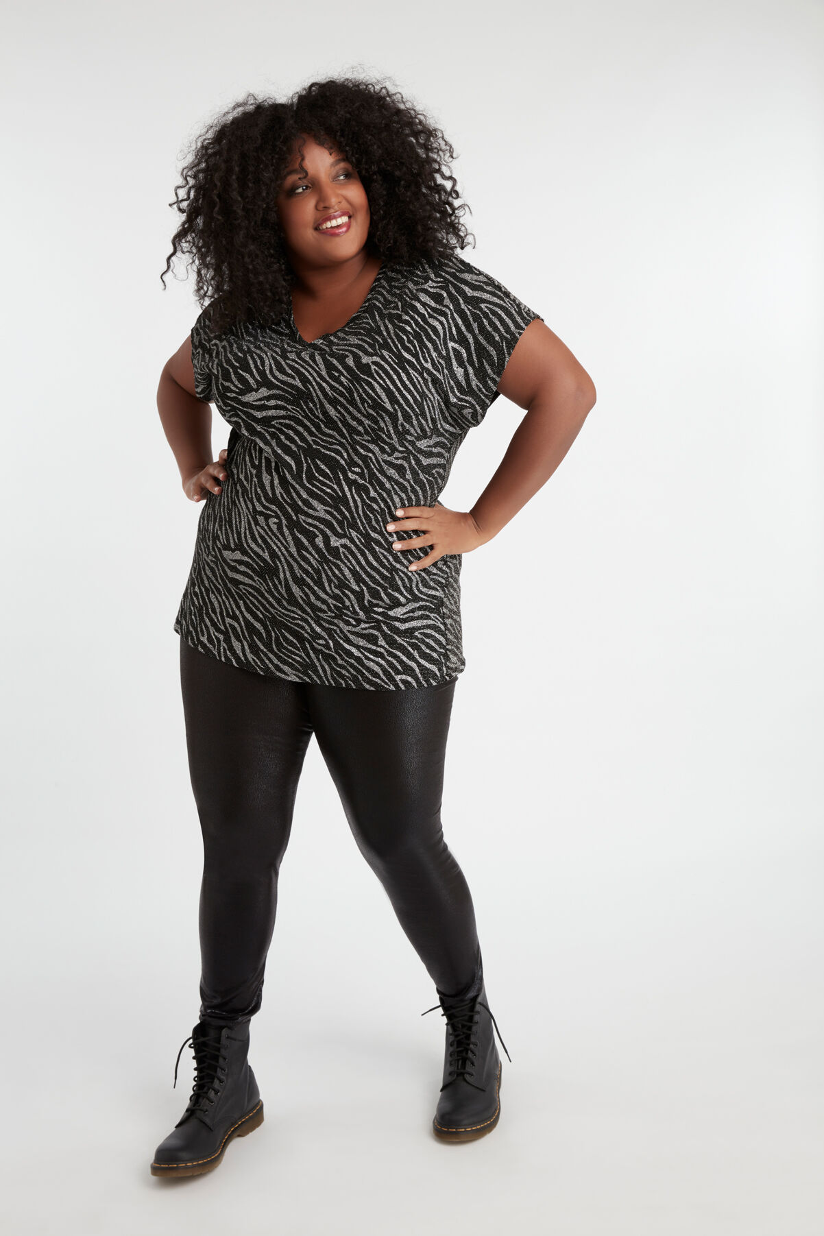 Camiseta larga con estampado brillante image number 3